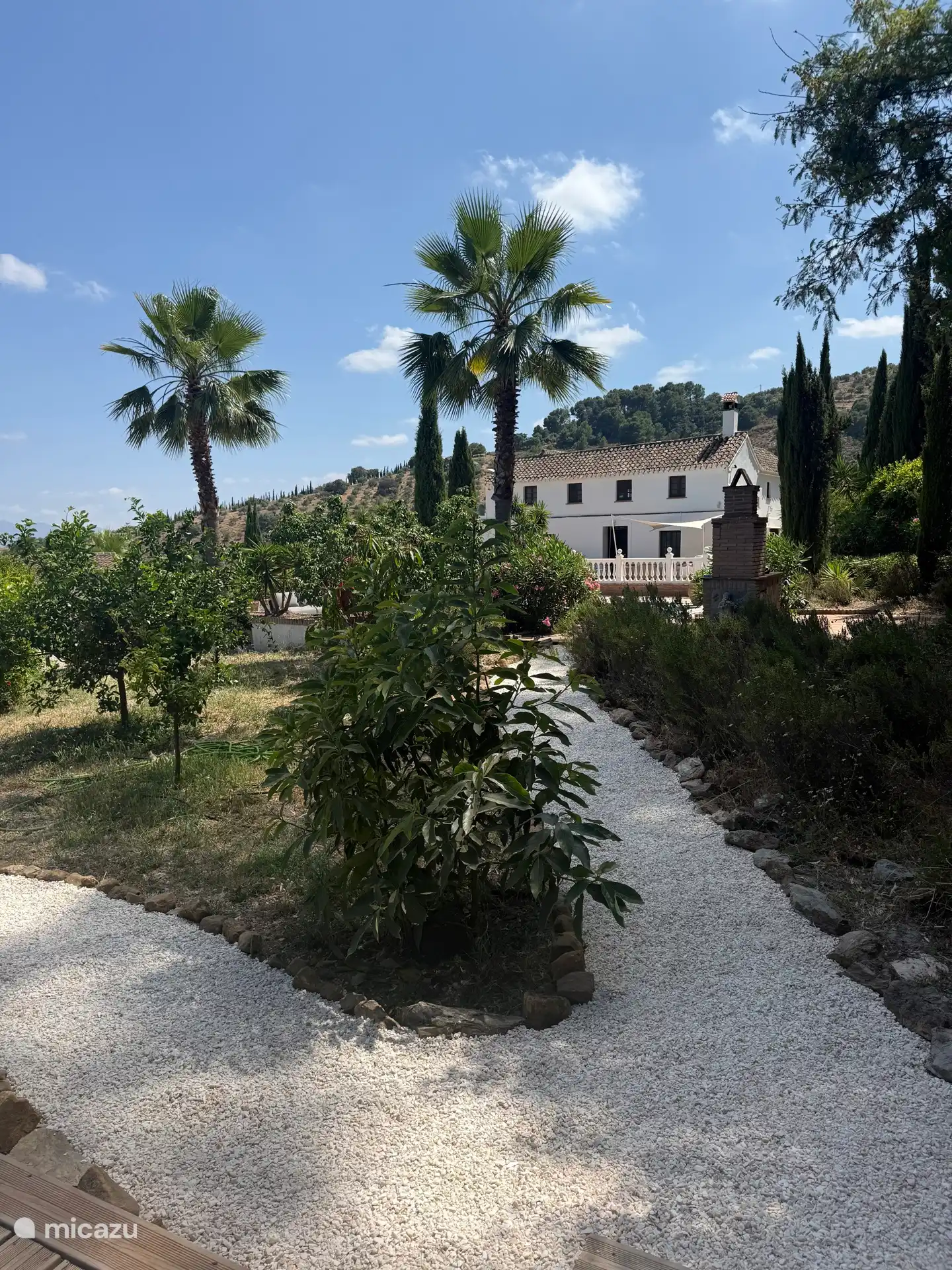 Von der Veranda aus geht man links zu den Räumen und rechts zum Pool. Hinten sieht man das Haus, in dem wir wohnen. 