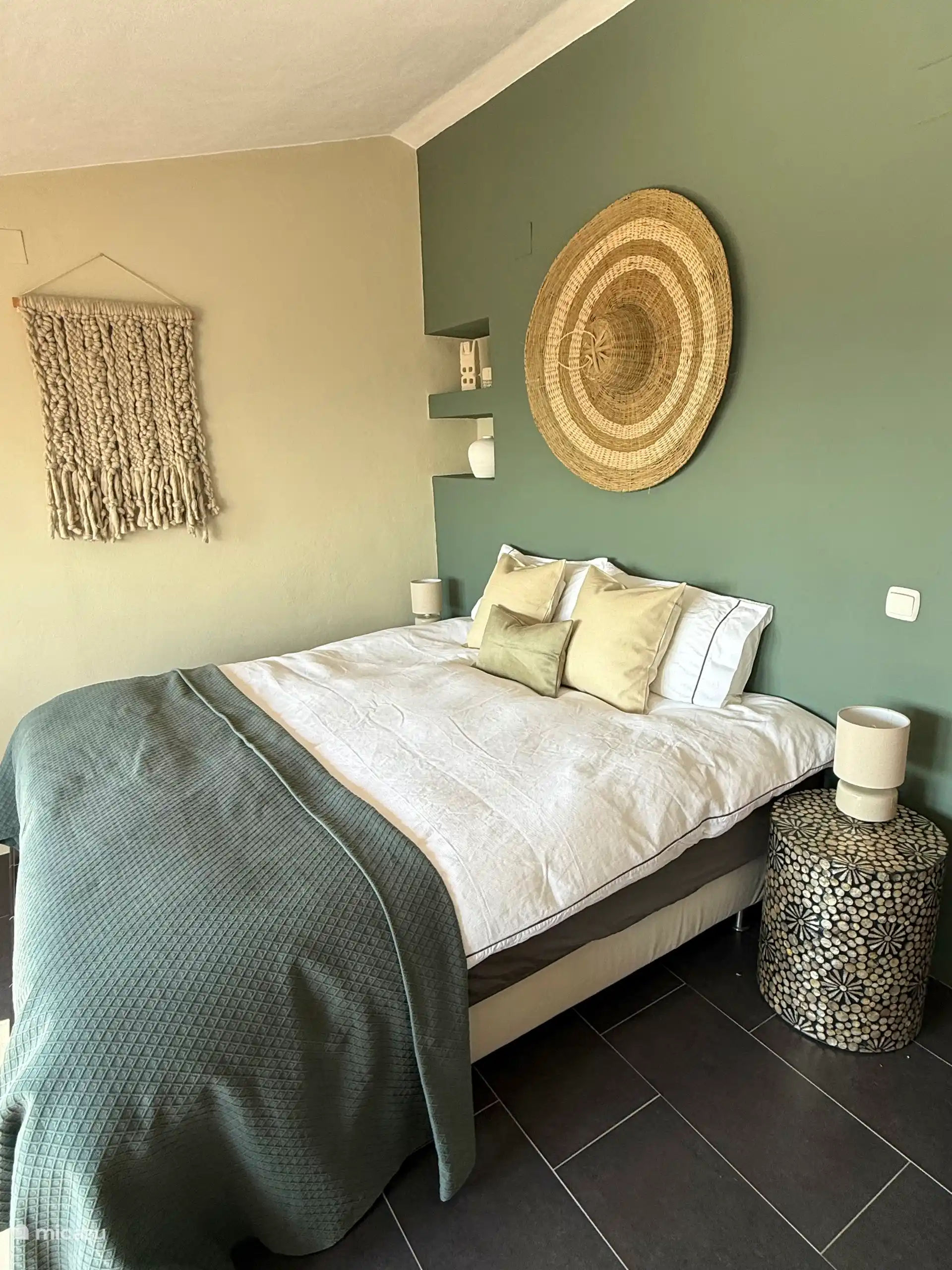 Warme boutique-stijl slaapkamer voor een ontspannen nachtrust.