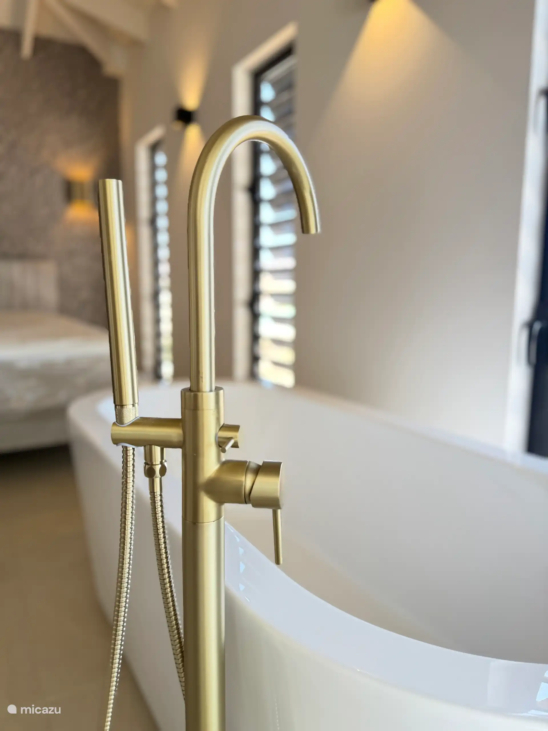 Gouden details en zorgvuldig gekozen materialen komen door de hele villa terug.