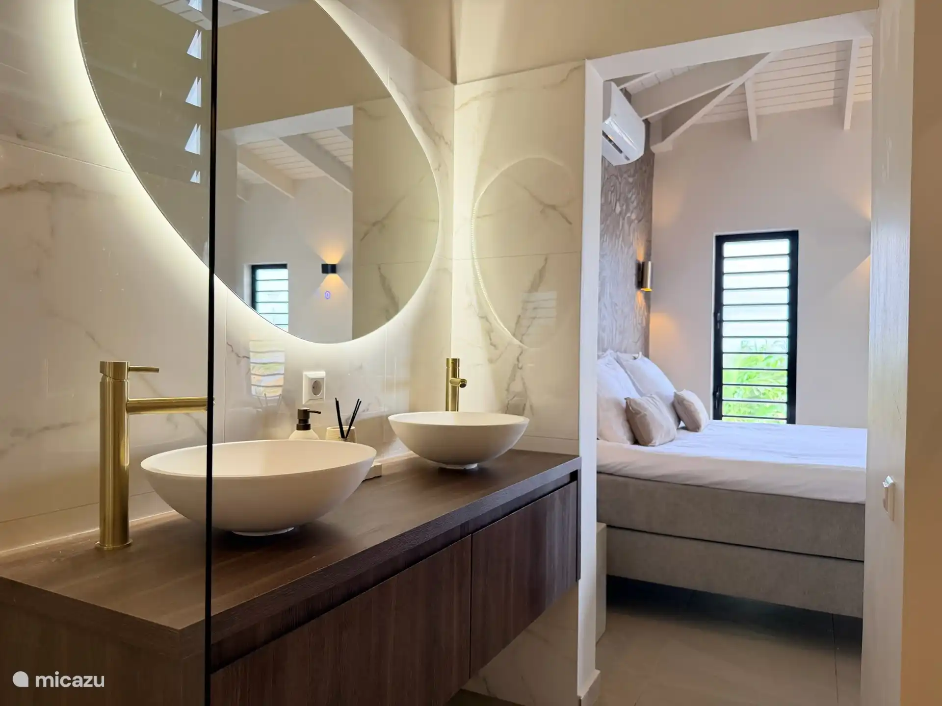 De en-suite badkamer sluit rechtstreeks aan op de master suite.