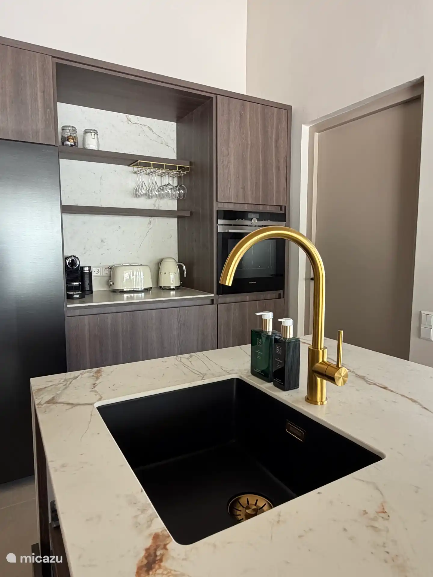 De open keuken is compleet ingericht, van Nespresso tot alle praktische voorzieningen voor je verblijf.