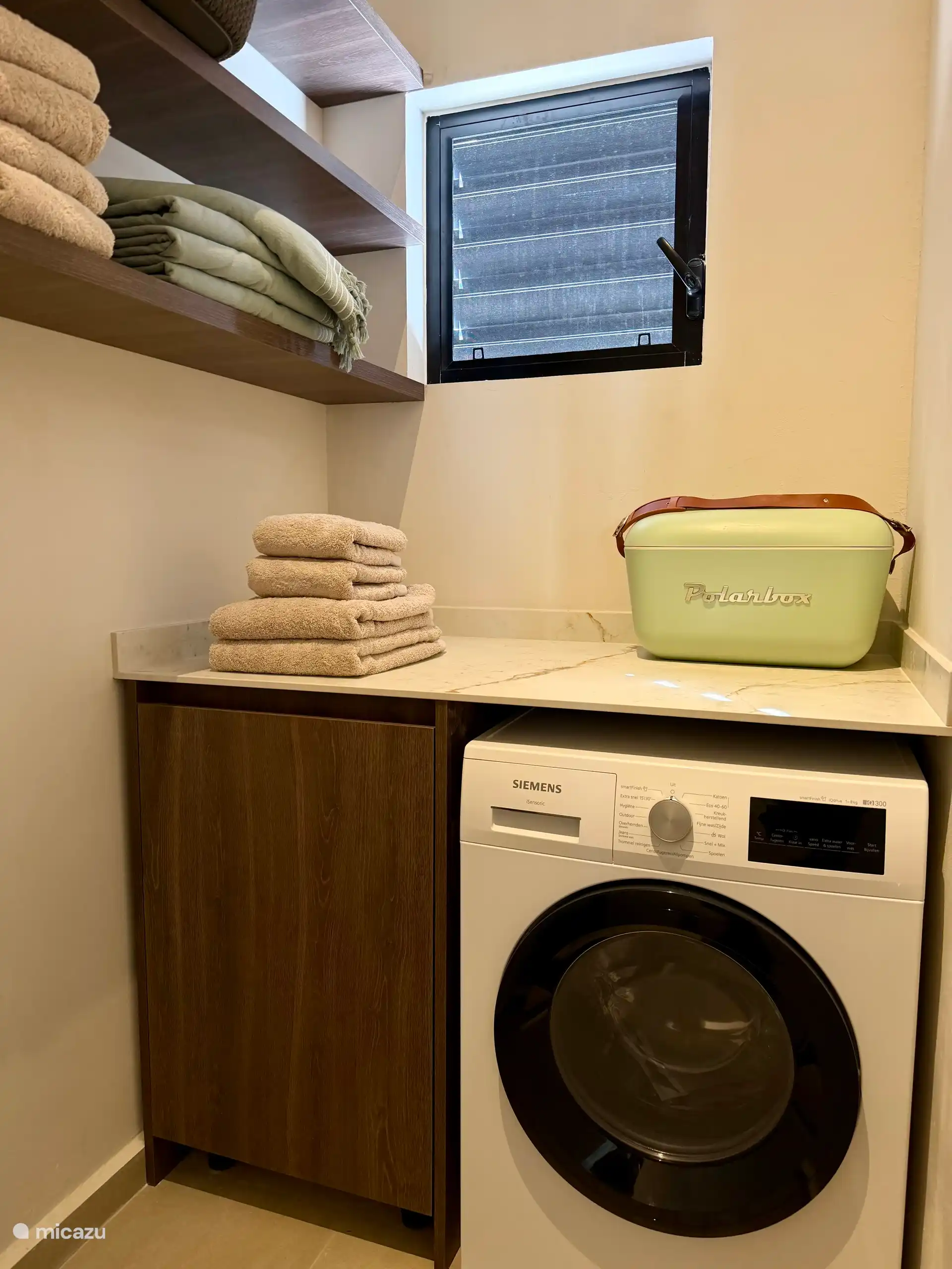 Eigen wasruimte met wasmachine – praktisch voor een langer verblijf. Bedlinnen, strand- en badhanddoeken aanwezig.