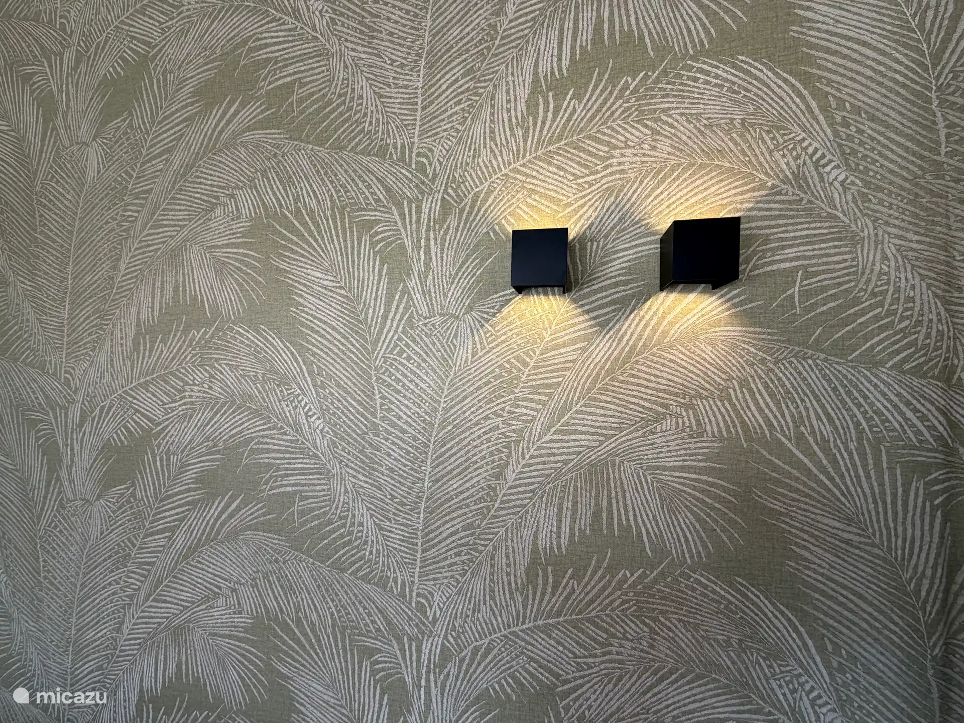 Warme verlichting en natuurlijke materialen geven Villa Aurea haar boutique hotelsfeer.