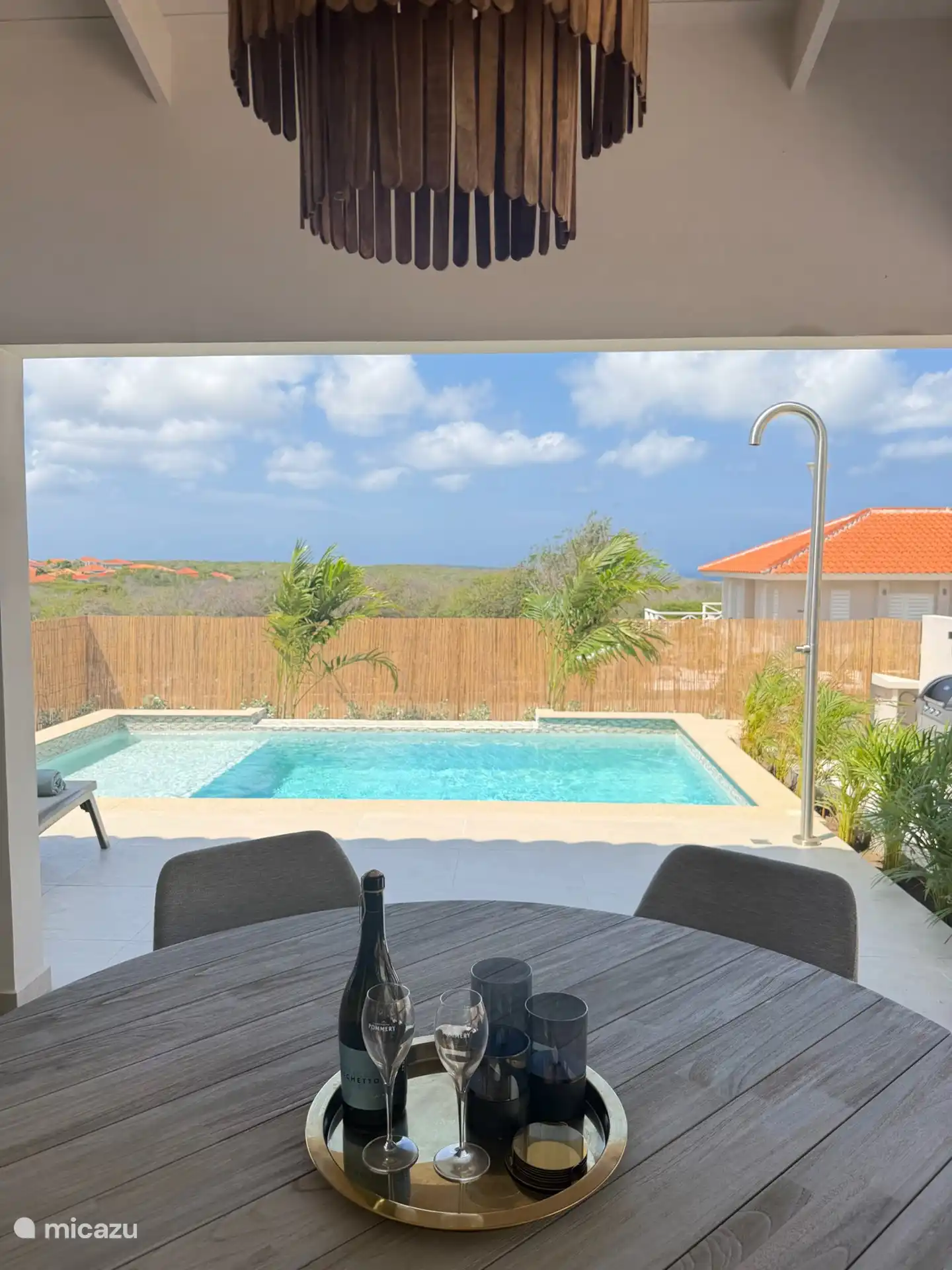 Vanuit het overdekte terras stap je zo het zonnige zwembadgedeelte op.