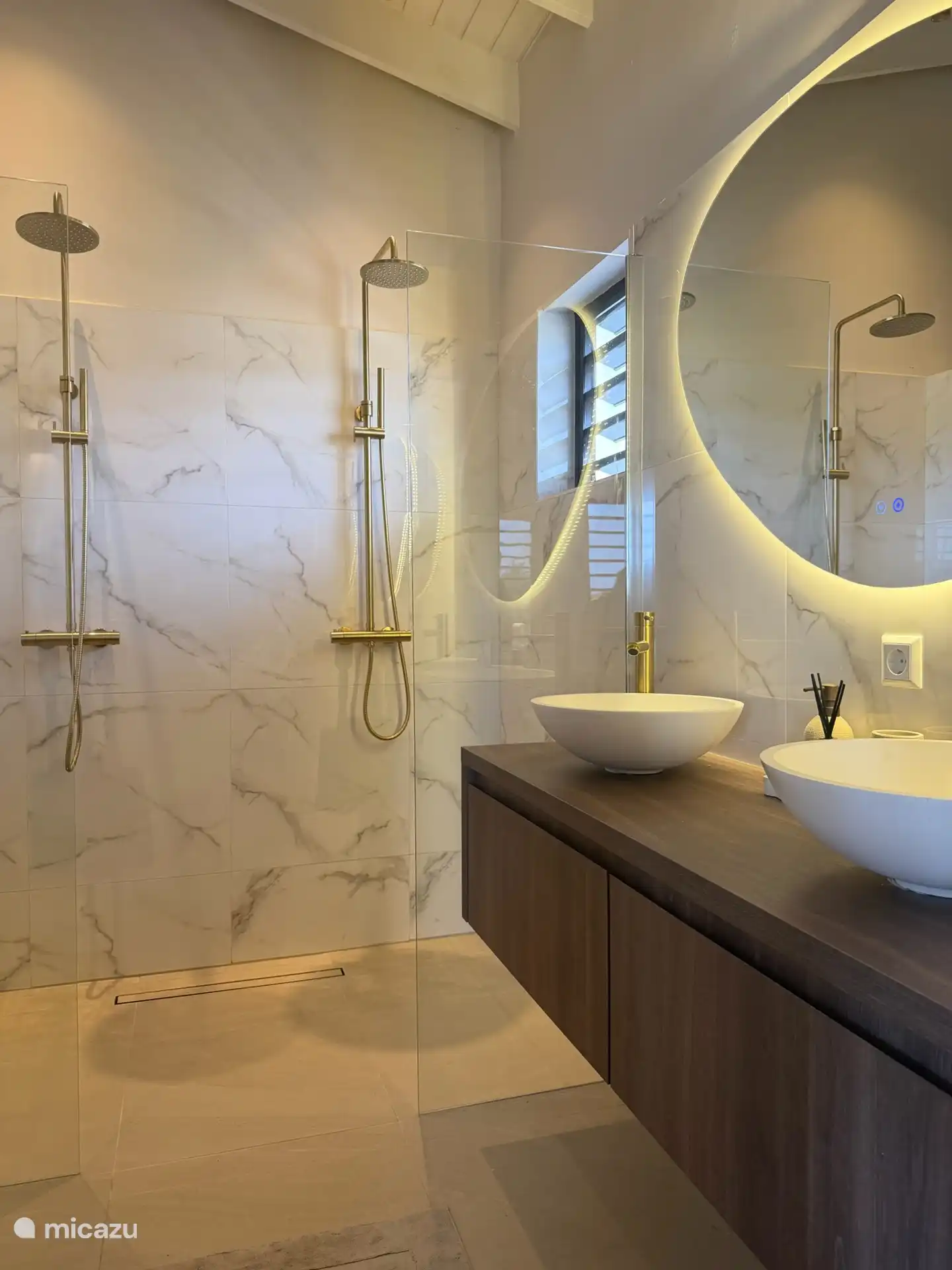 En-suite badkamer bij de master suite met royale dubbele regendouche.