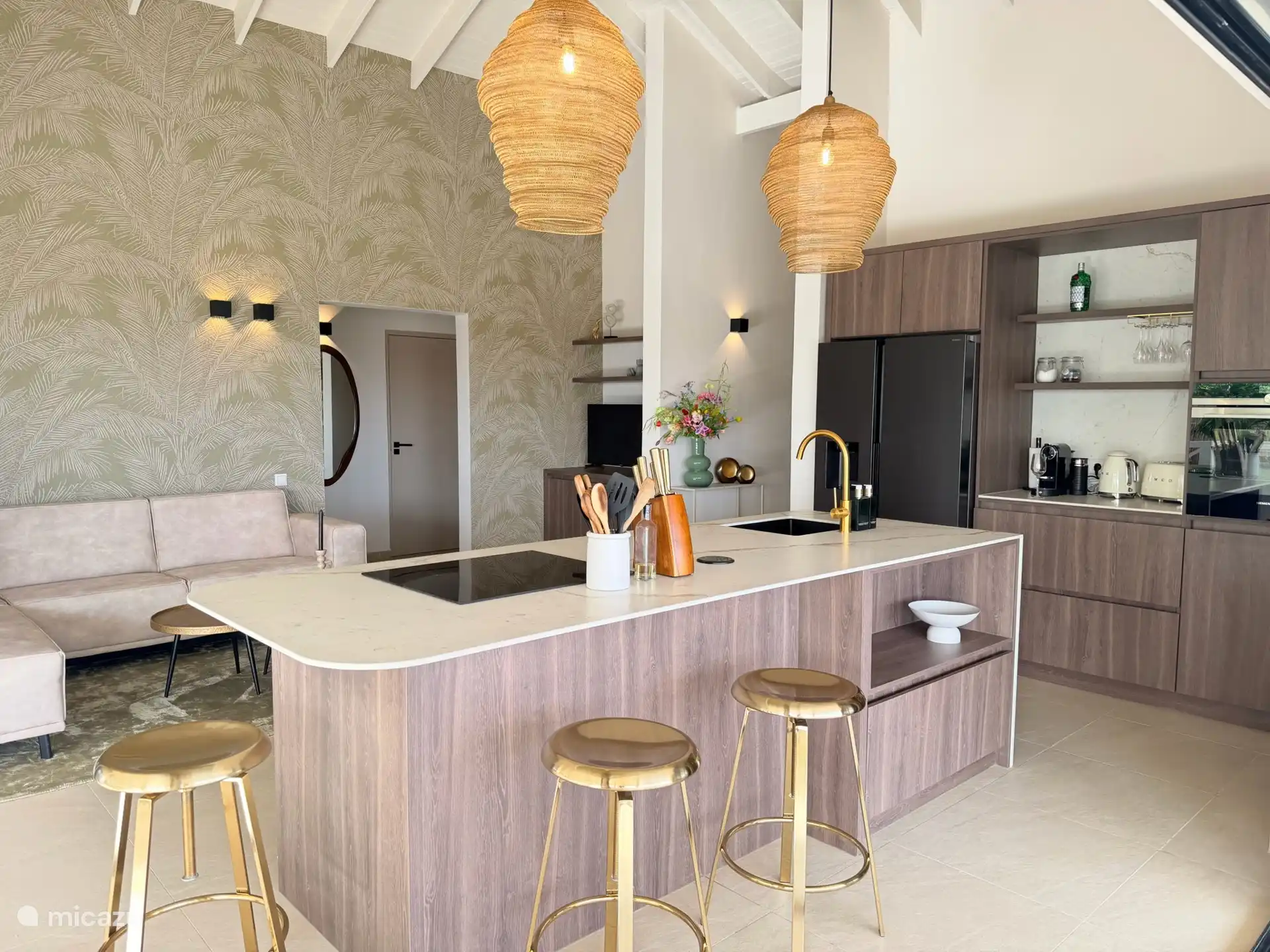 Volledig uitgeruste open keuken met kookeiland, bar en alle comfort voor een ontspannen verblijf.