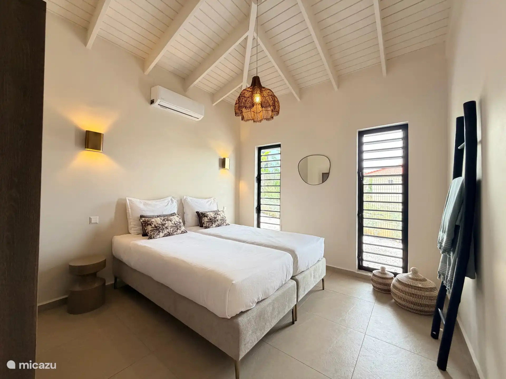 Derde slaapkamer met twee comfortabele boxsprings en airconditioning.