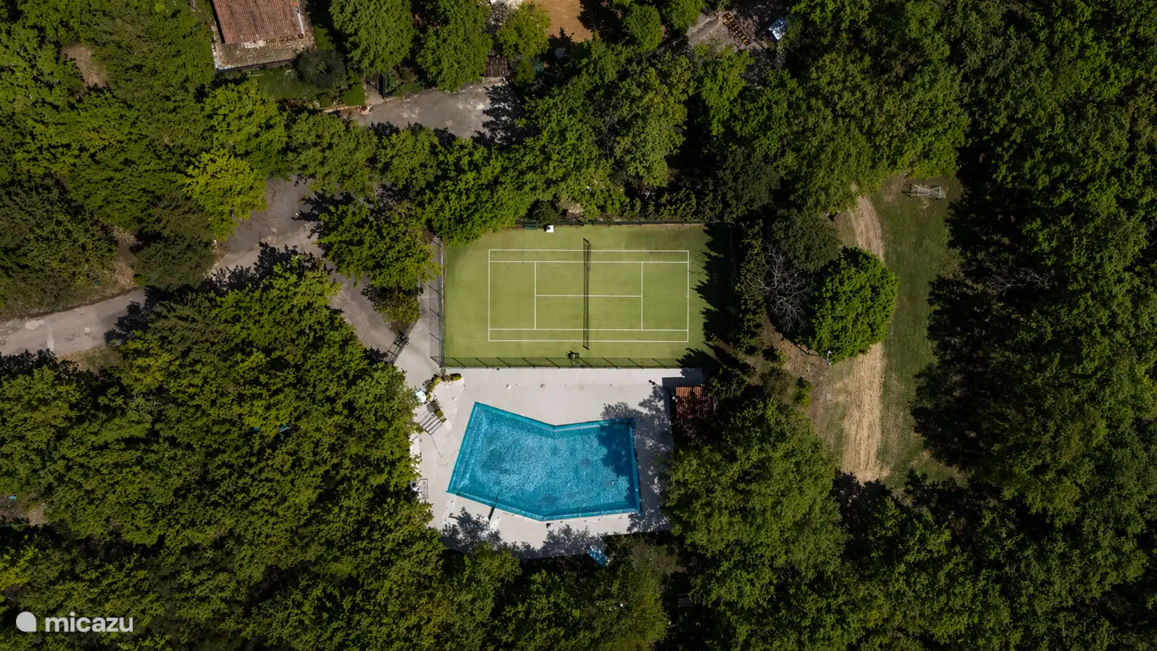 Zwembad en tennisbaan in winter