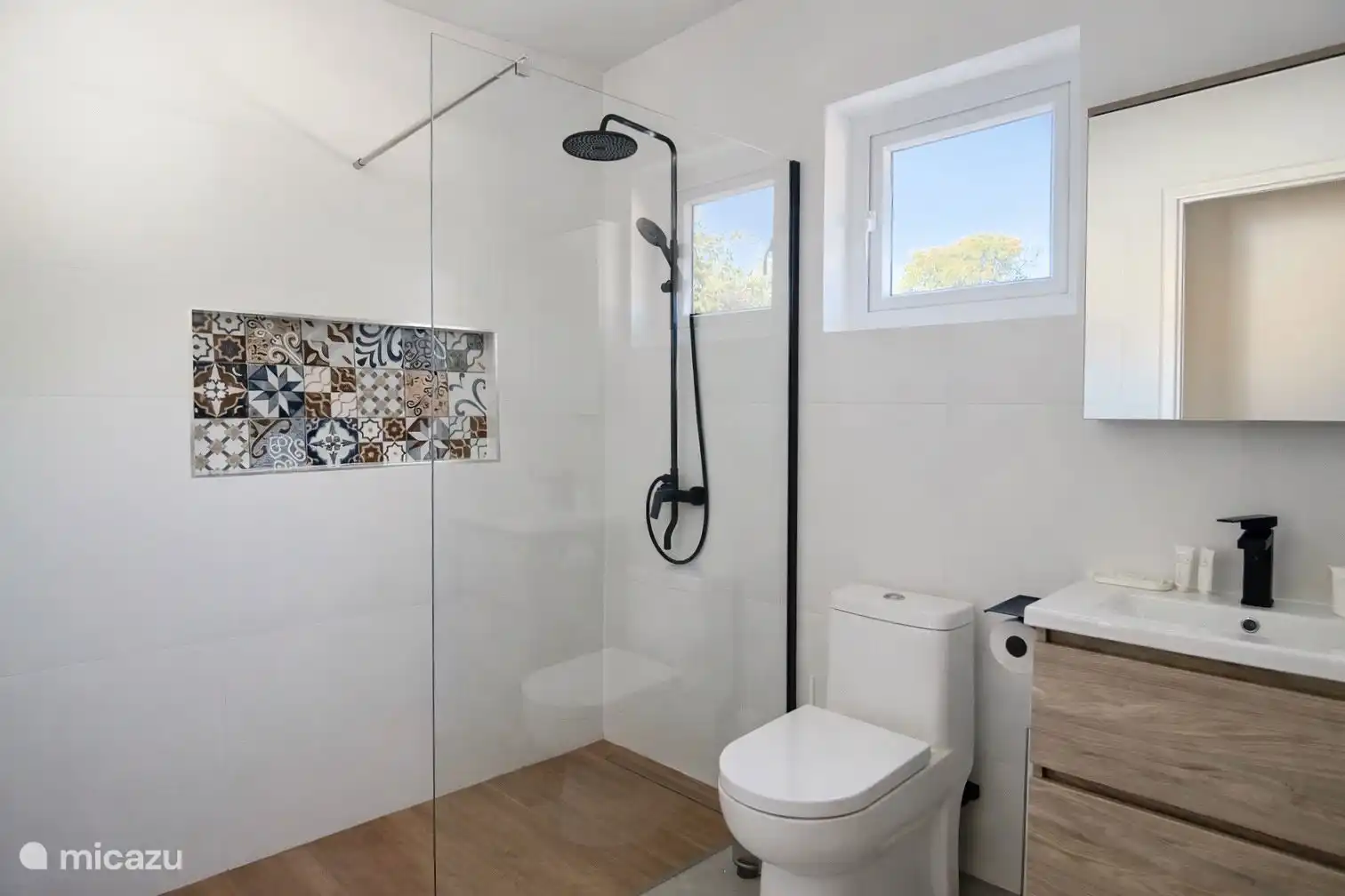 Badezimmer mit Regendusche