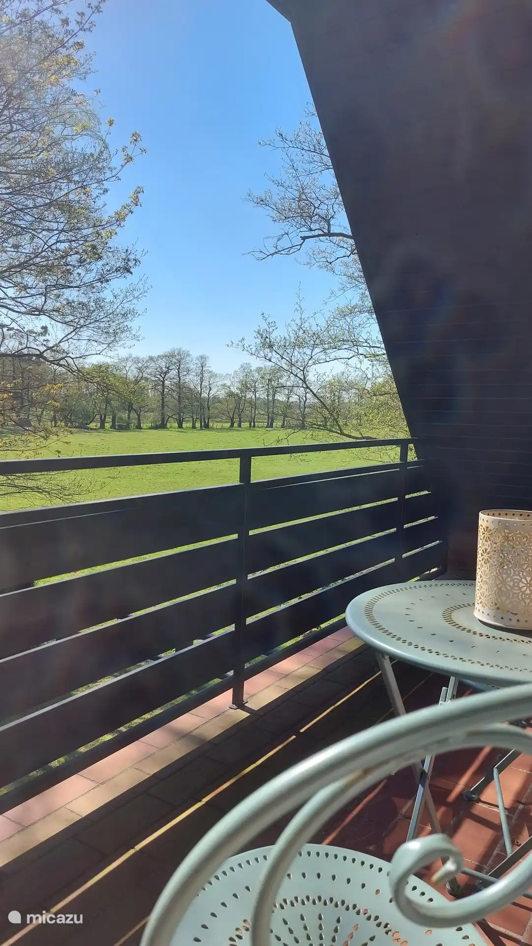 Balkon voor je koffiemoment in de ochtend
