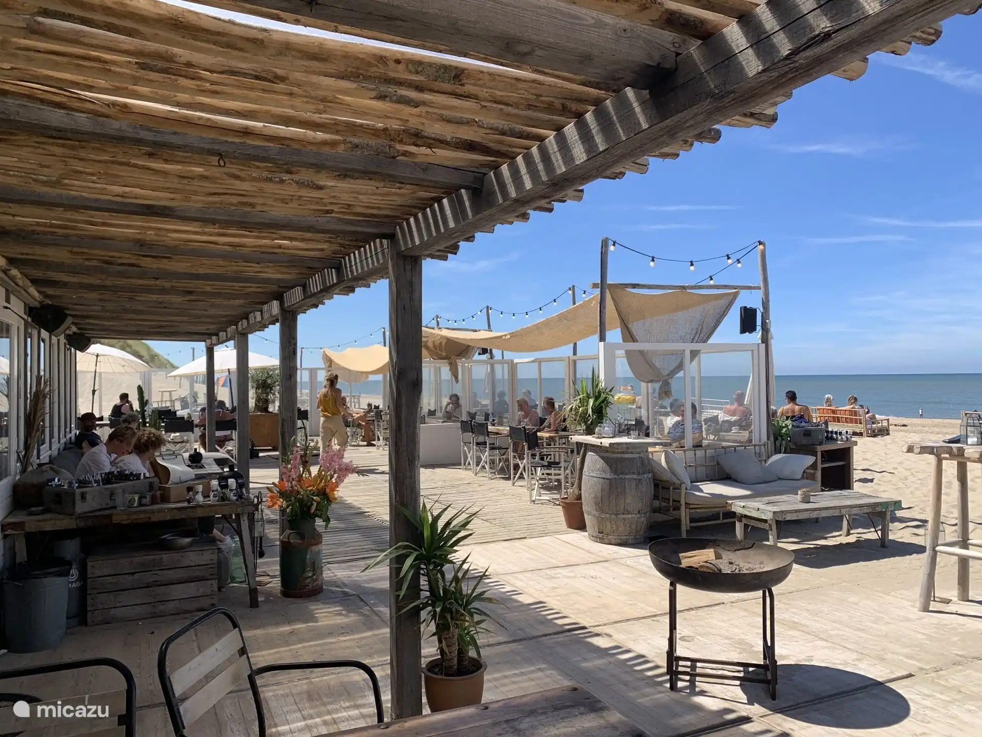 The beaches of Zandvoort, Castricum and Wijk aan Zee are easily and quickly accessible