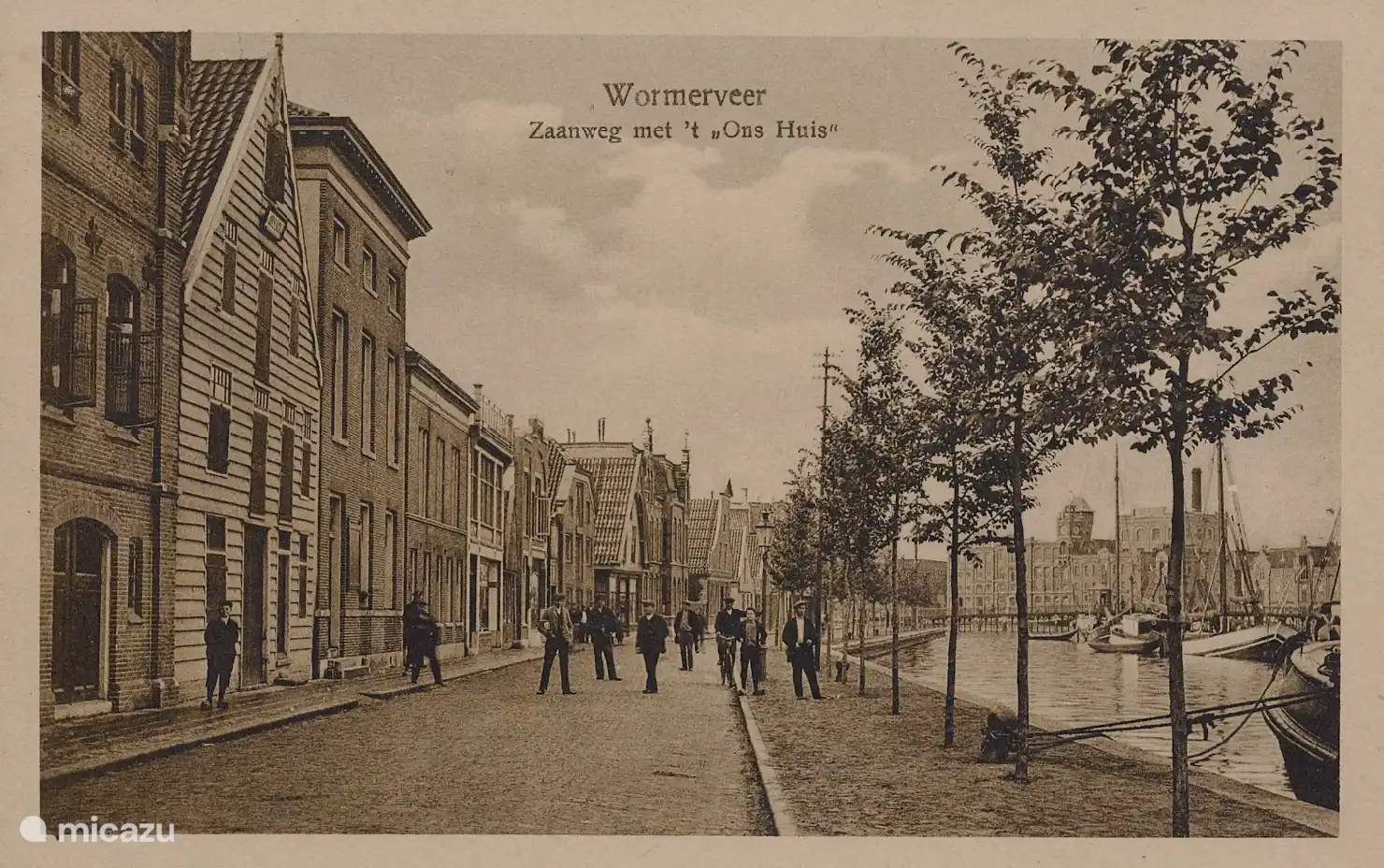 Pakhuis Achter is the back house of Pakhuis Dissel. Here on the left as the first house seen