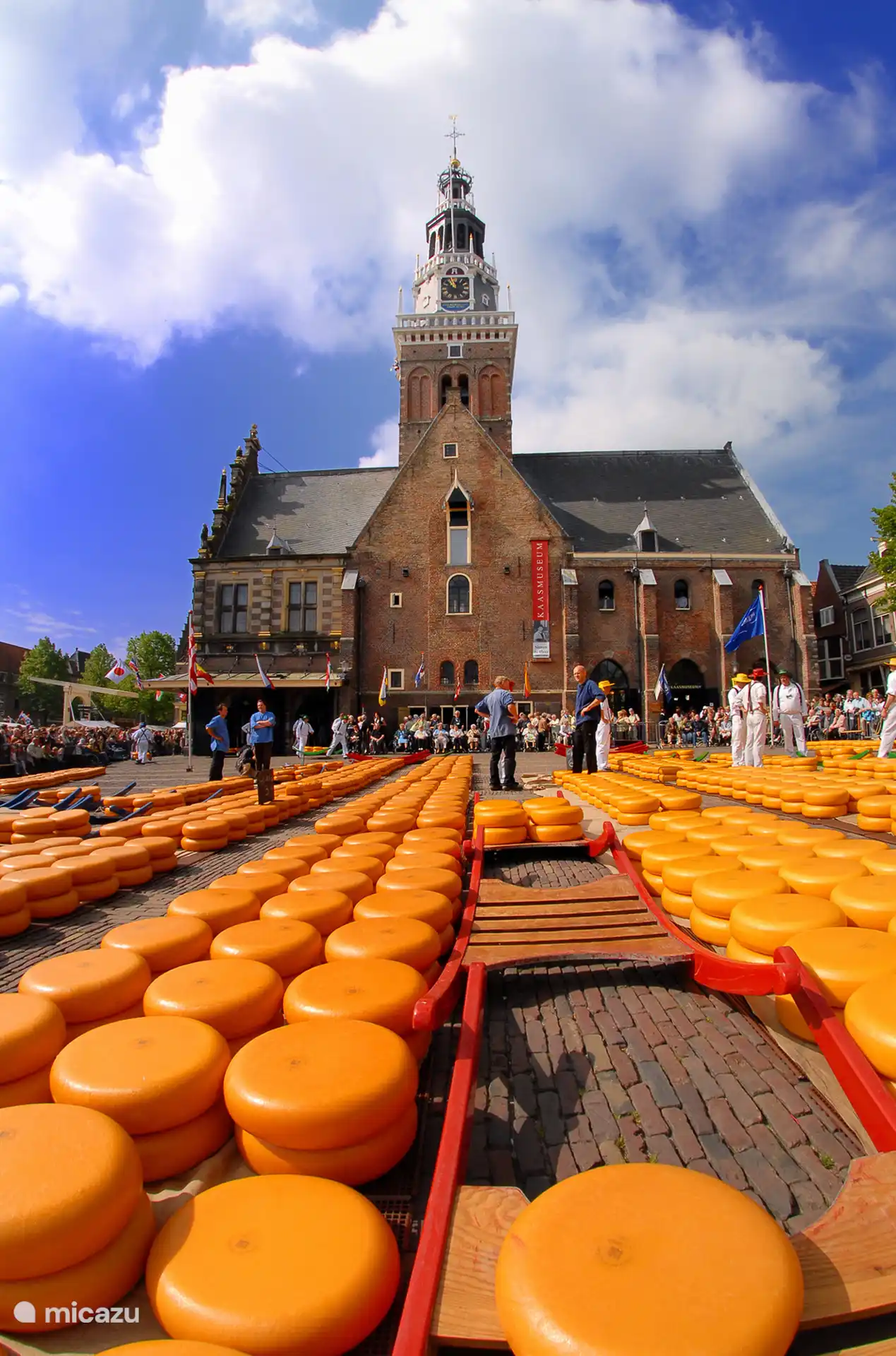 Alkmaar and the traditional cheese market can be reached within 20 minutes by train