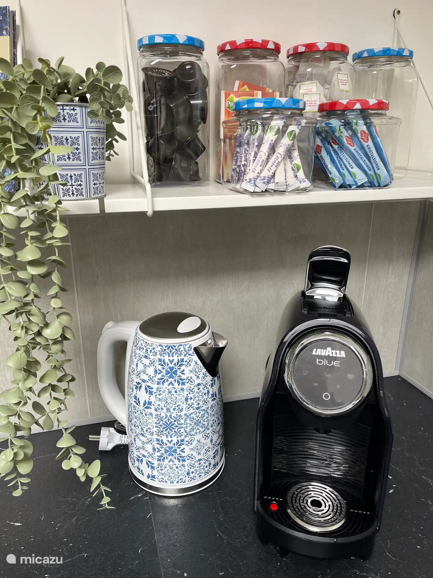 Free coffee & tea is available