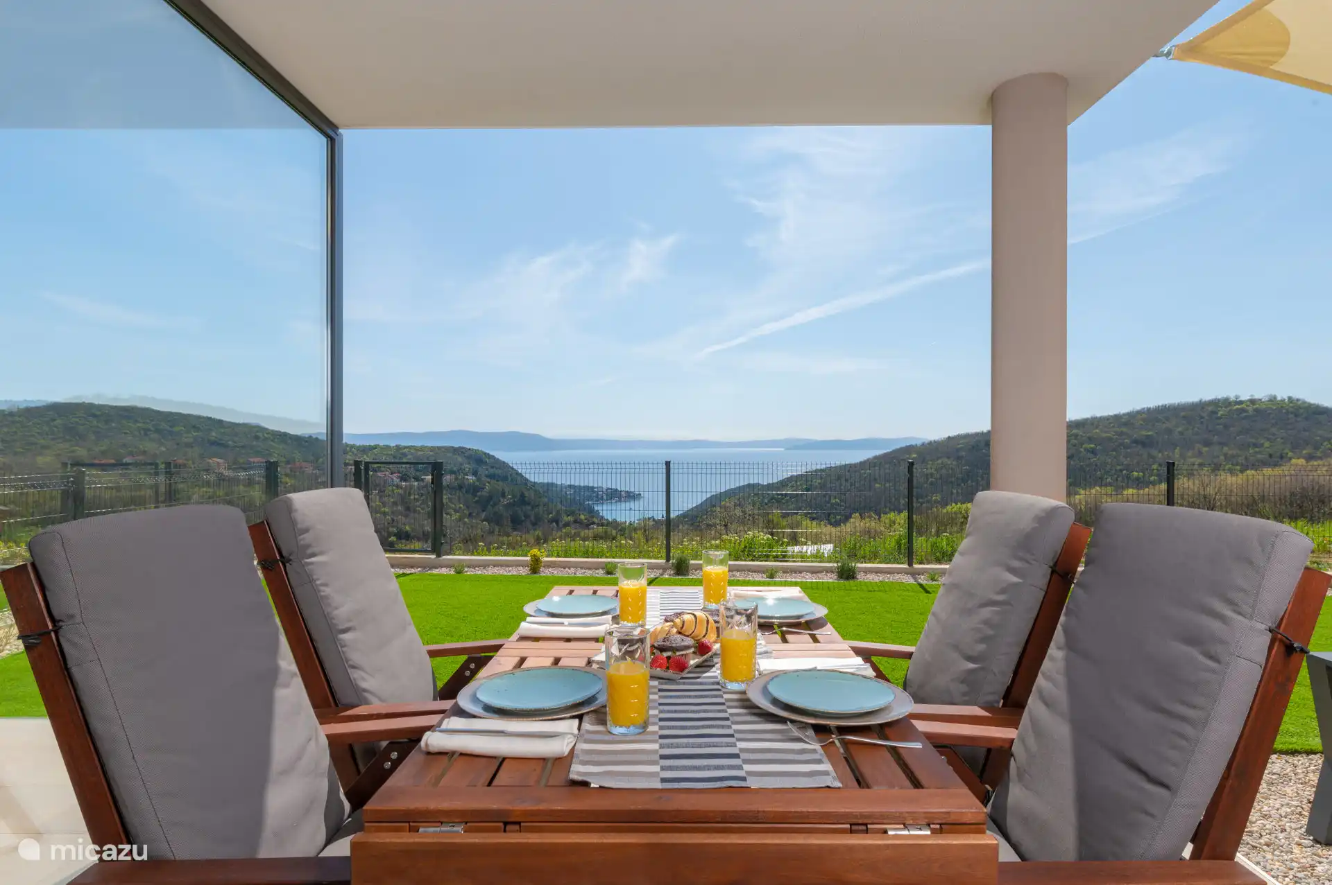Petit-déjeuner sur la terrasse