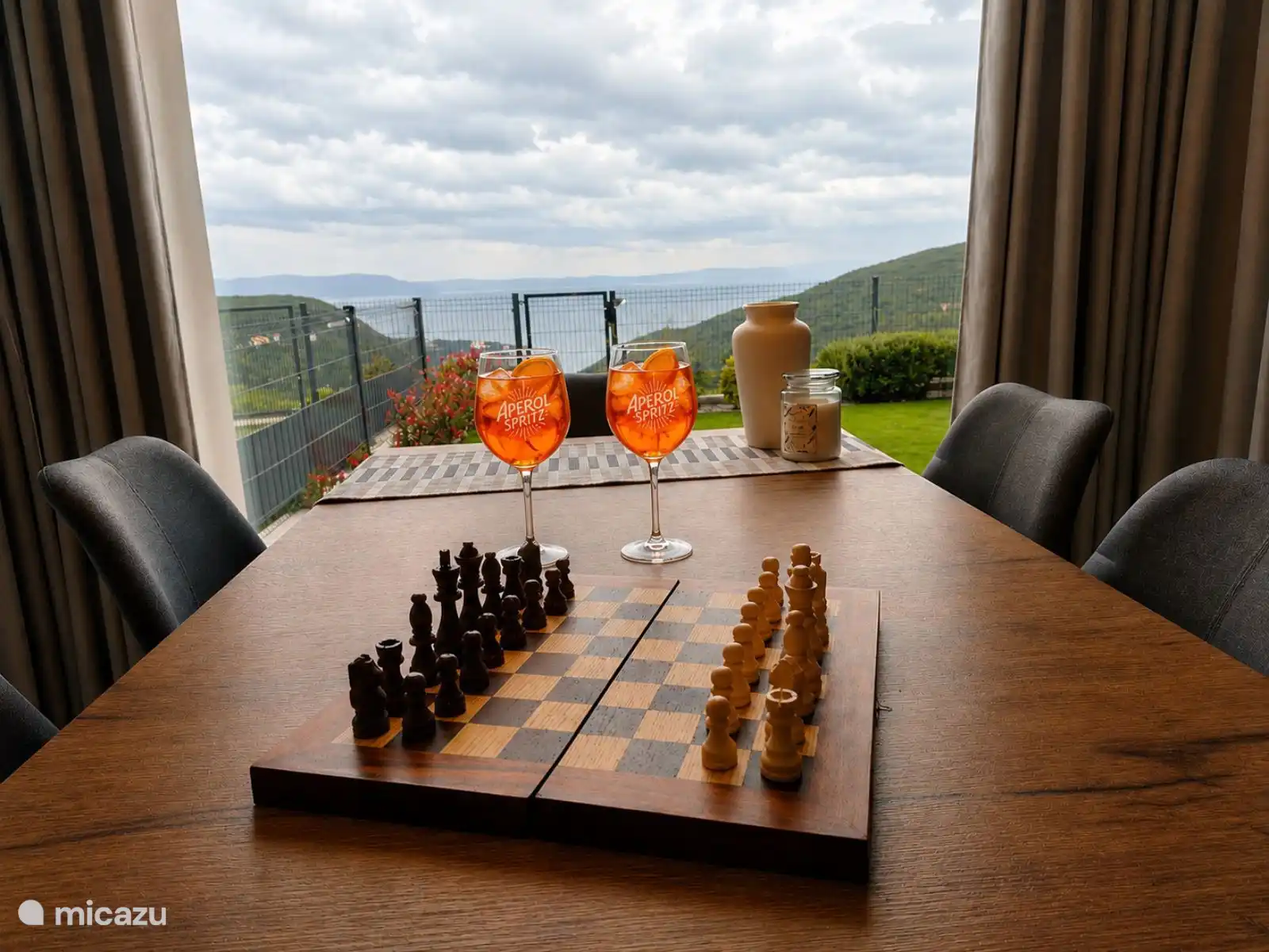 Les journées nuageuses sont idéales pour rester à l’intérieur et jouer aux échecs.