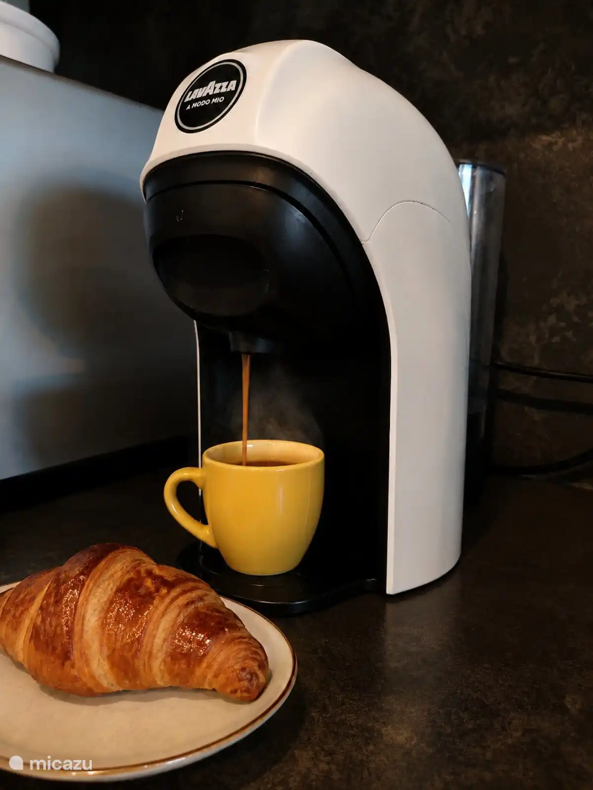 Commençons la journée par un espresso et un croissant.