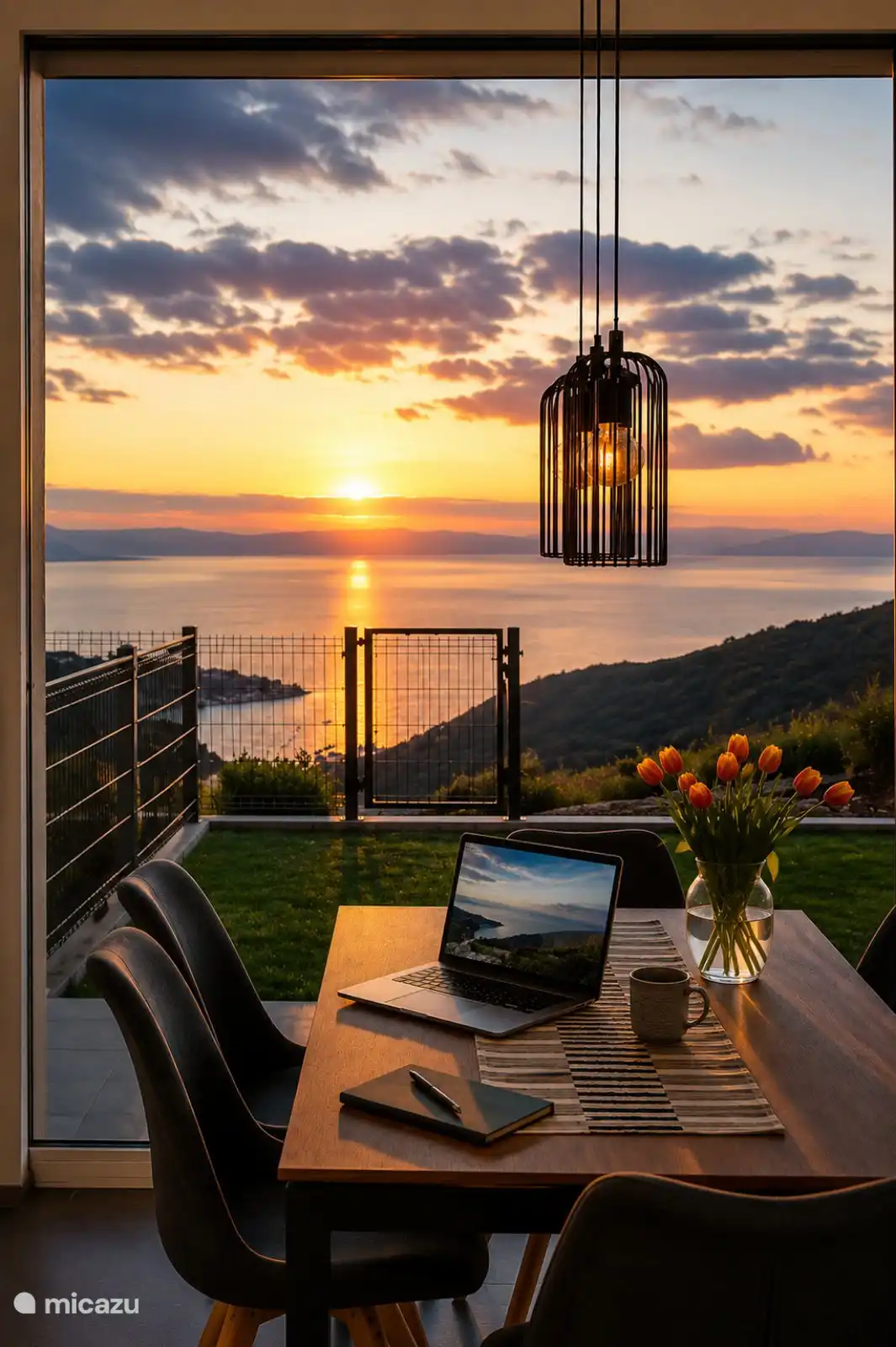 Travail à distance avec un coucher de soleil au-dessus de la mer