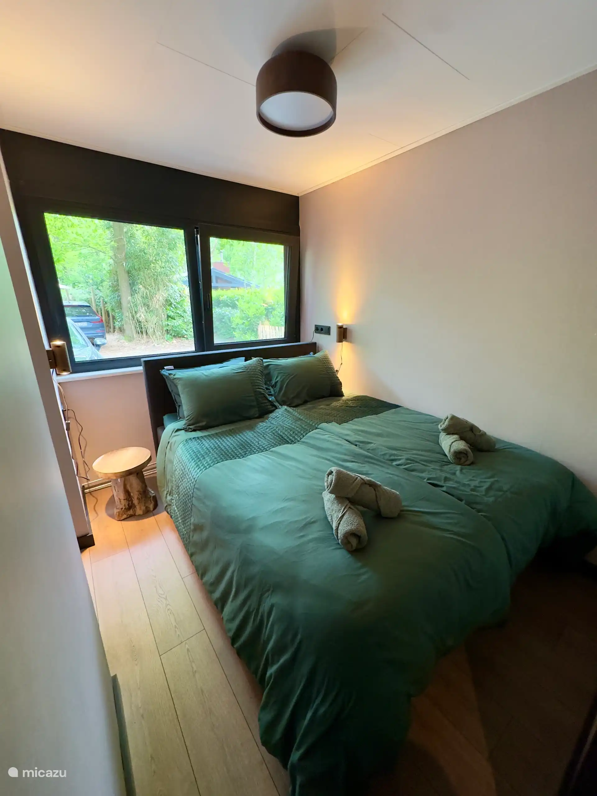Das Schlafzimmer mit Doppelbett. Ausgestattet mit einer Schrankwand auf der linken Seite.