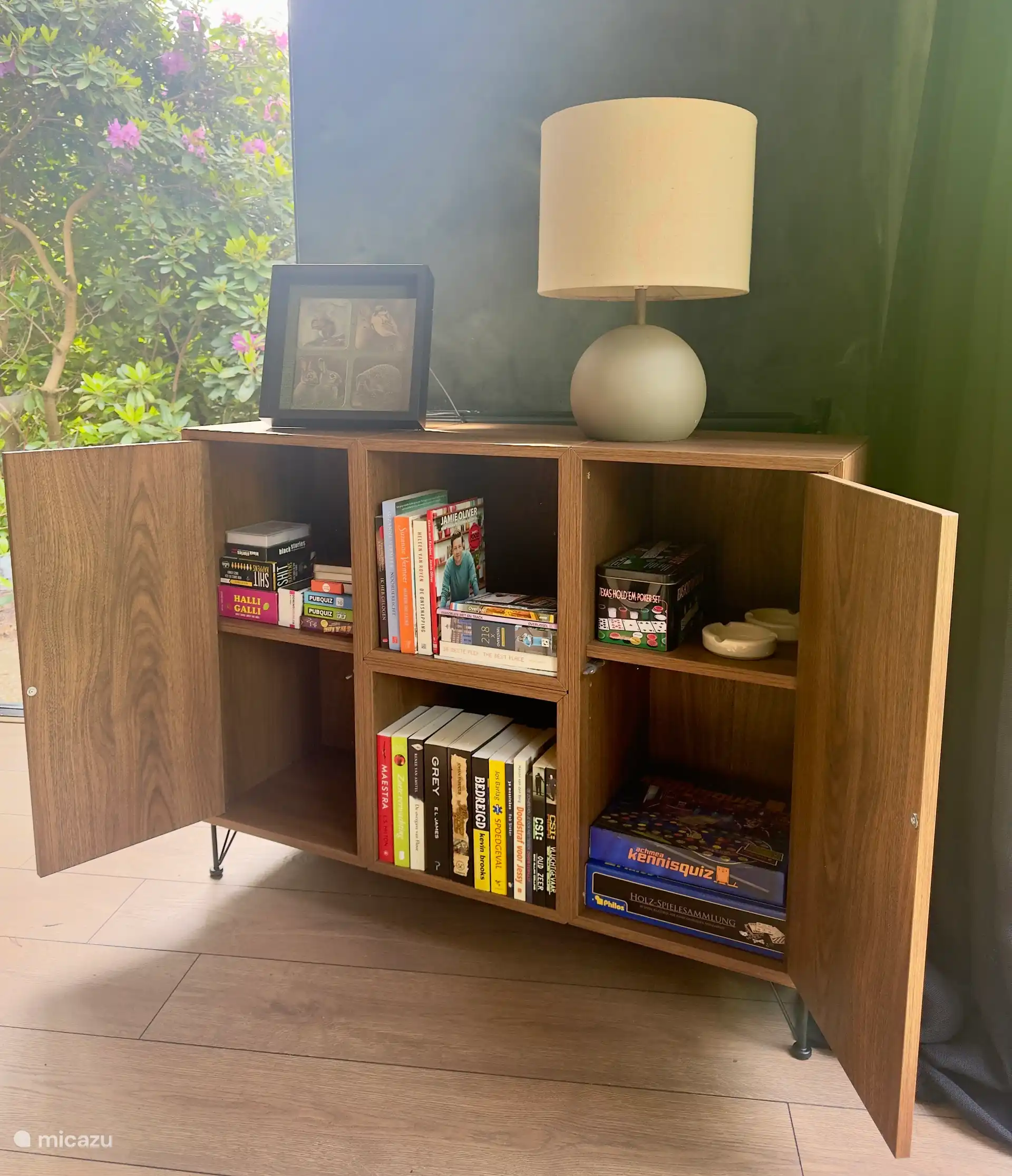 Voll ausgerüstet; Spiele, Bücher lesen und Routenkarten. 