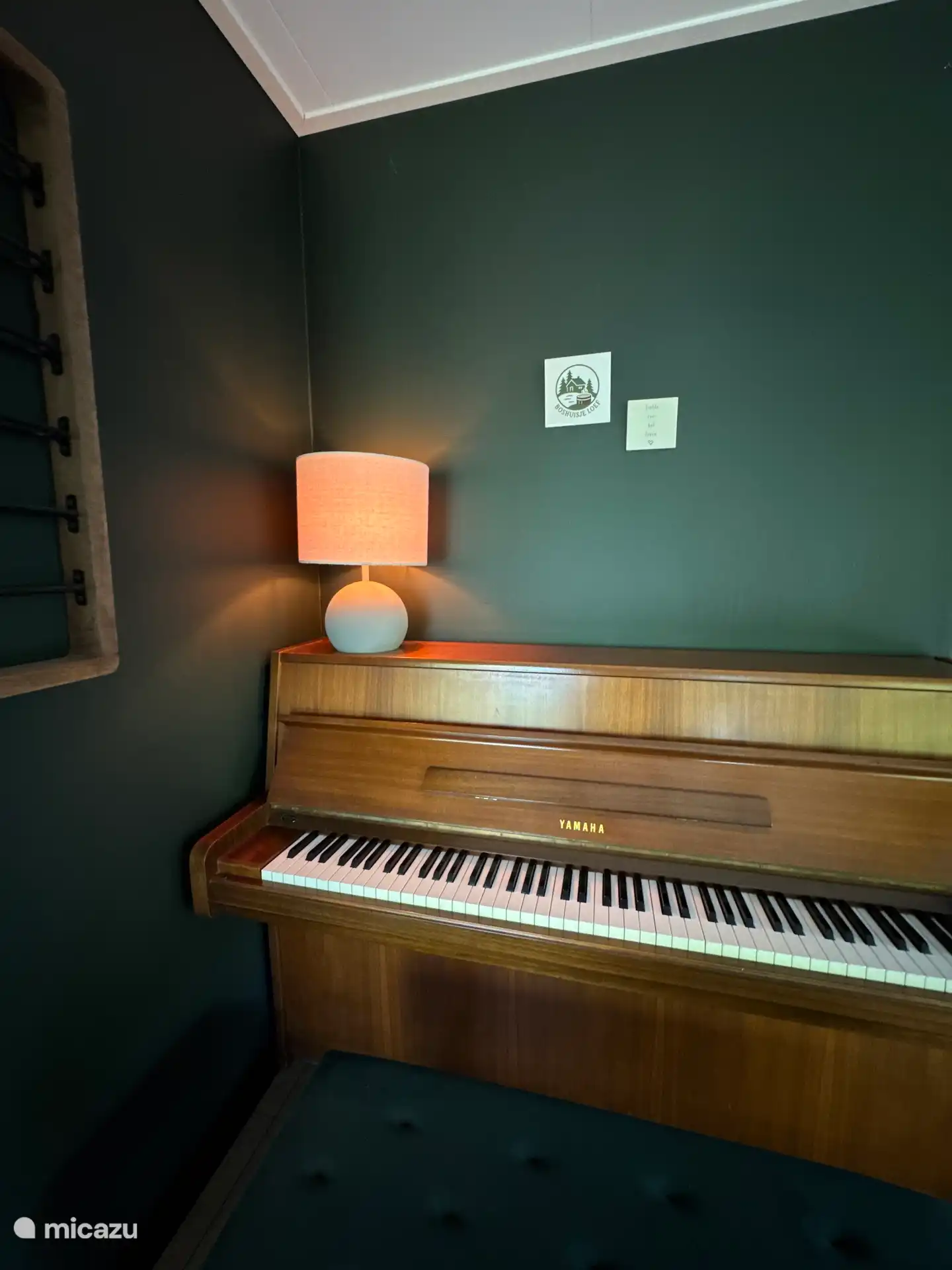 Für Musikliebhaber gibt es ein Klavier.