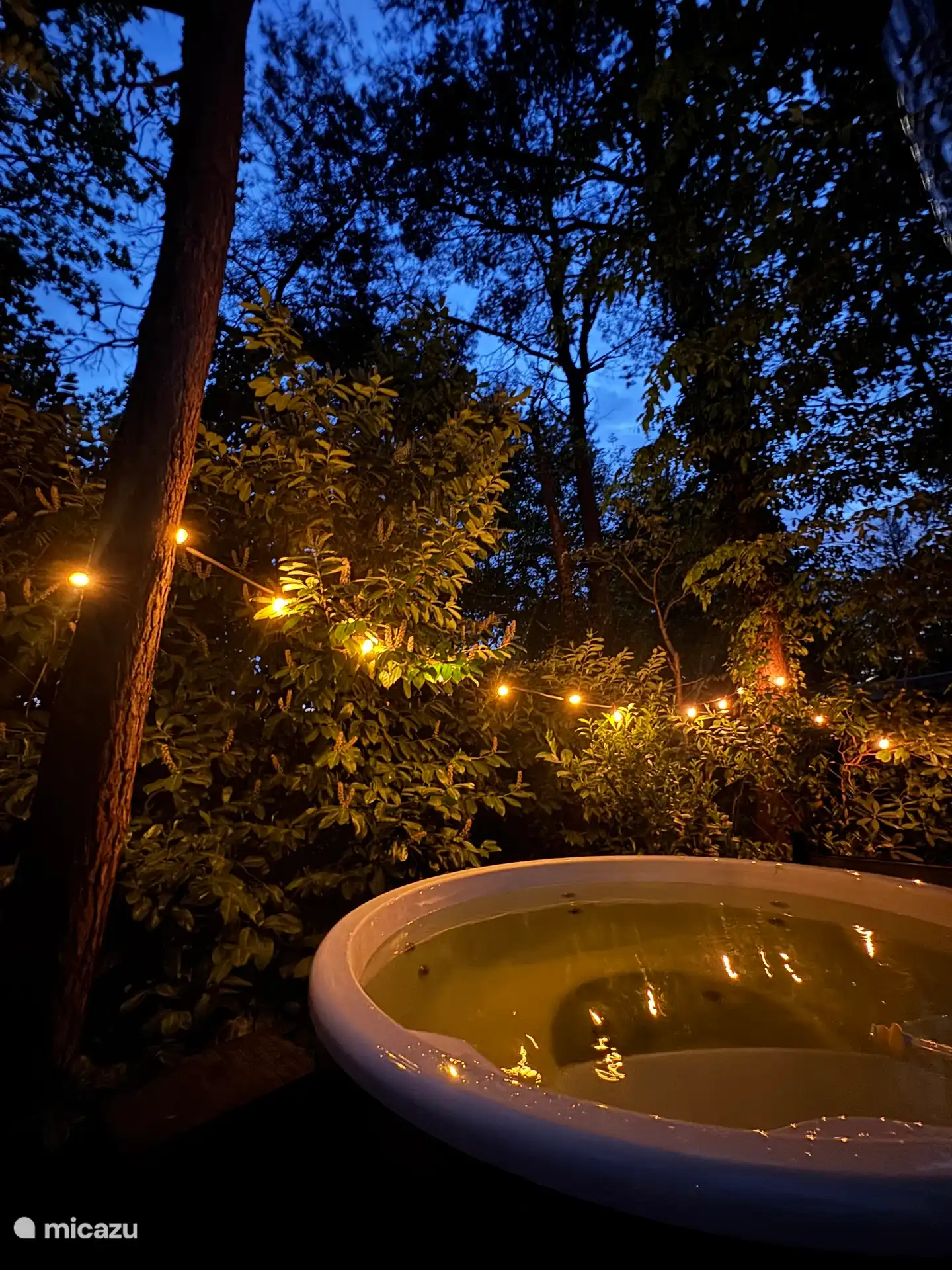 Der private Whirlpool, ausgestattet mit stimmungsvoller Beleuchtung.