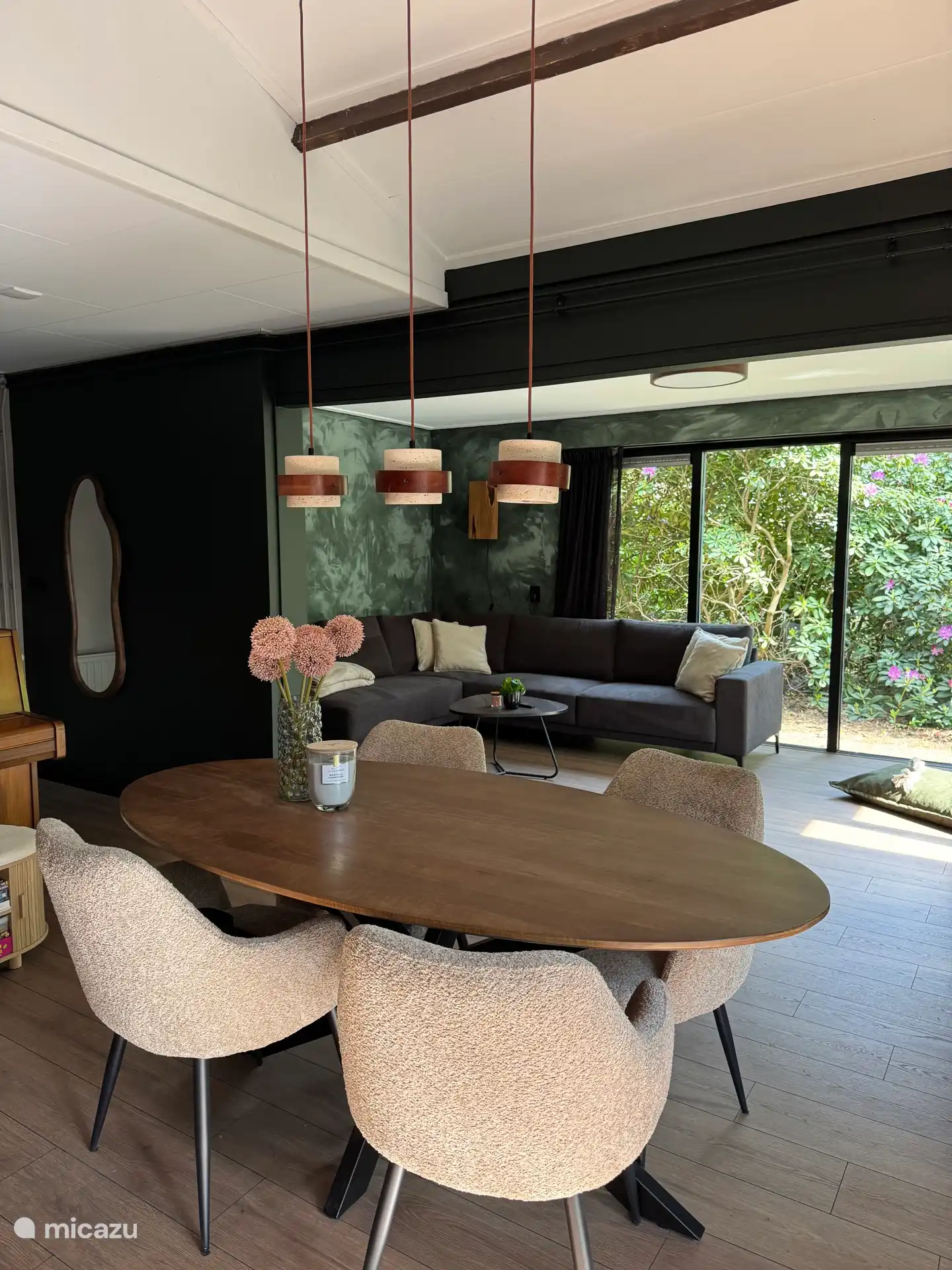 Das Esszimmer mit Blick auf das Wohnzimmer. 
