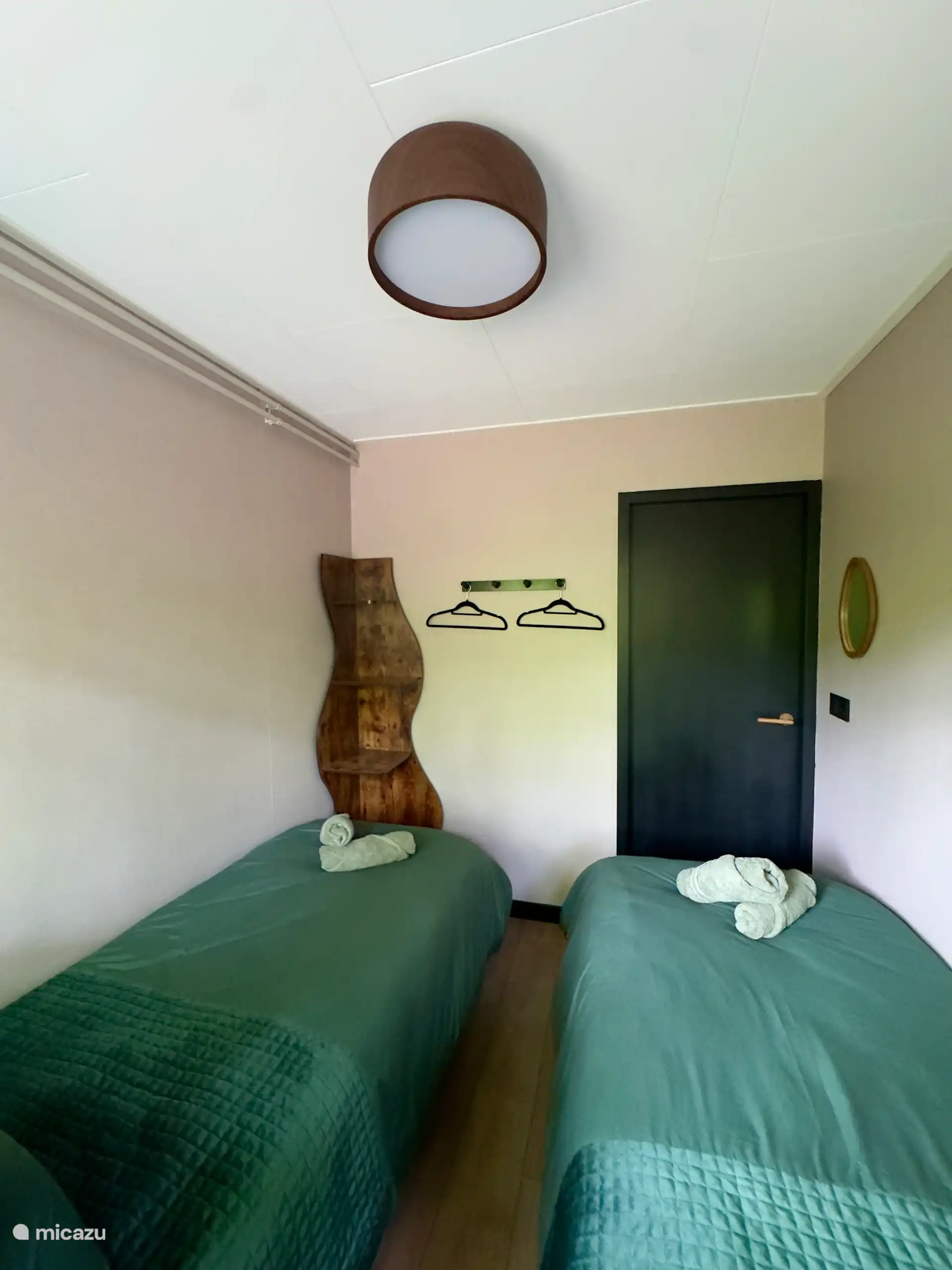 Das Schlafzimmer mit zwei Einzelbetten. 