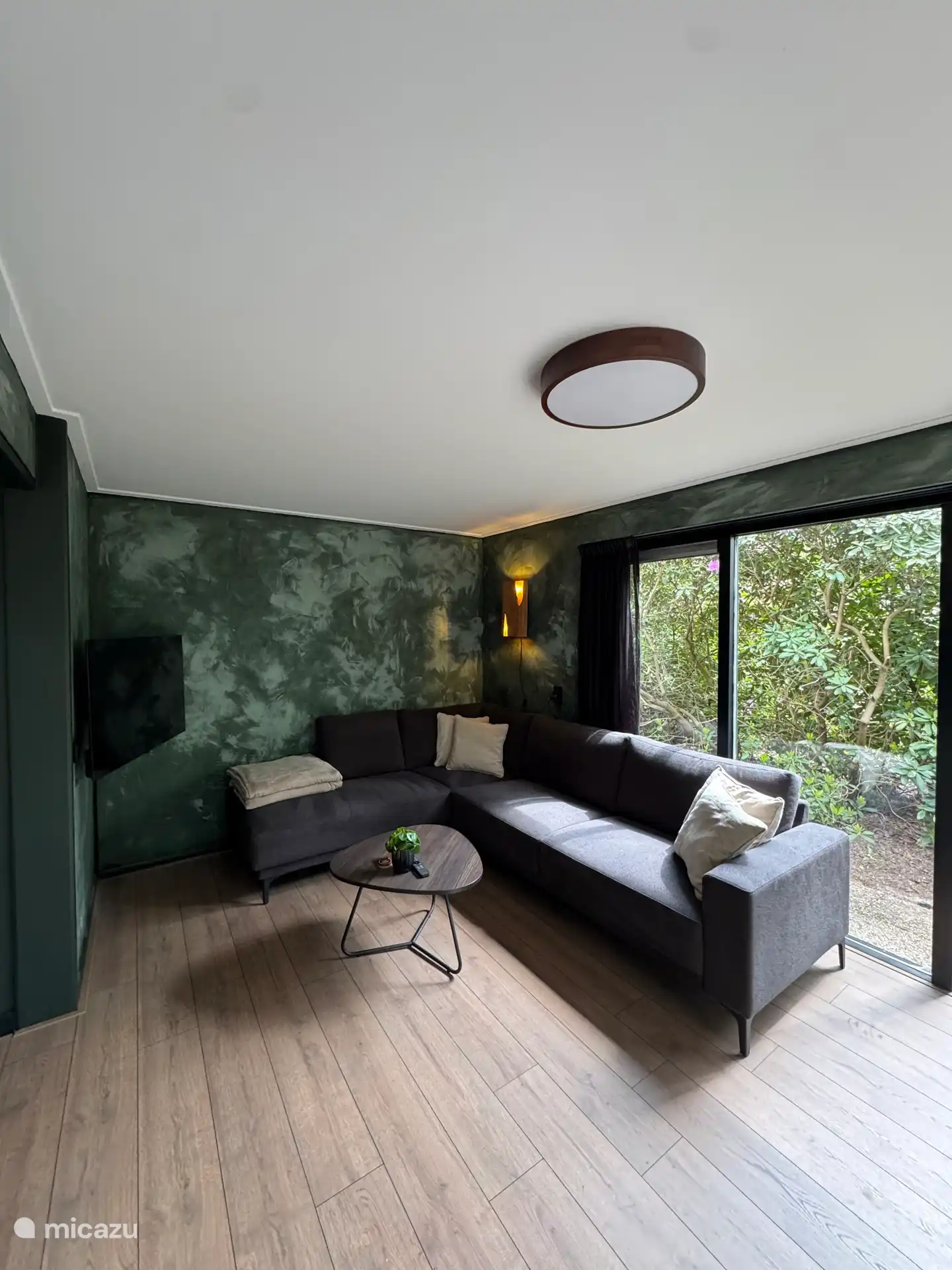 Das geräumige Wohnzimmer mit Smart-TV.