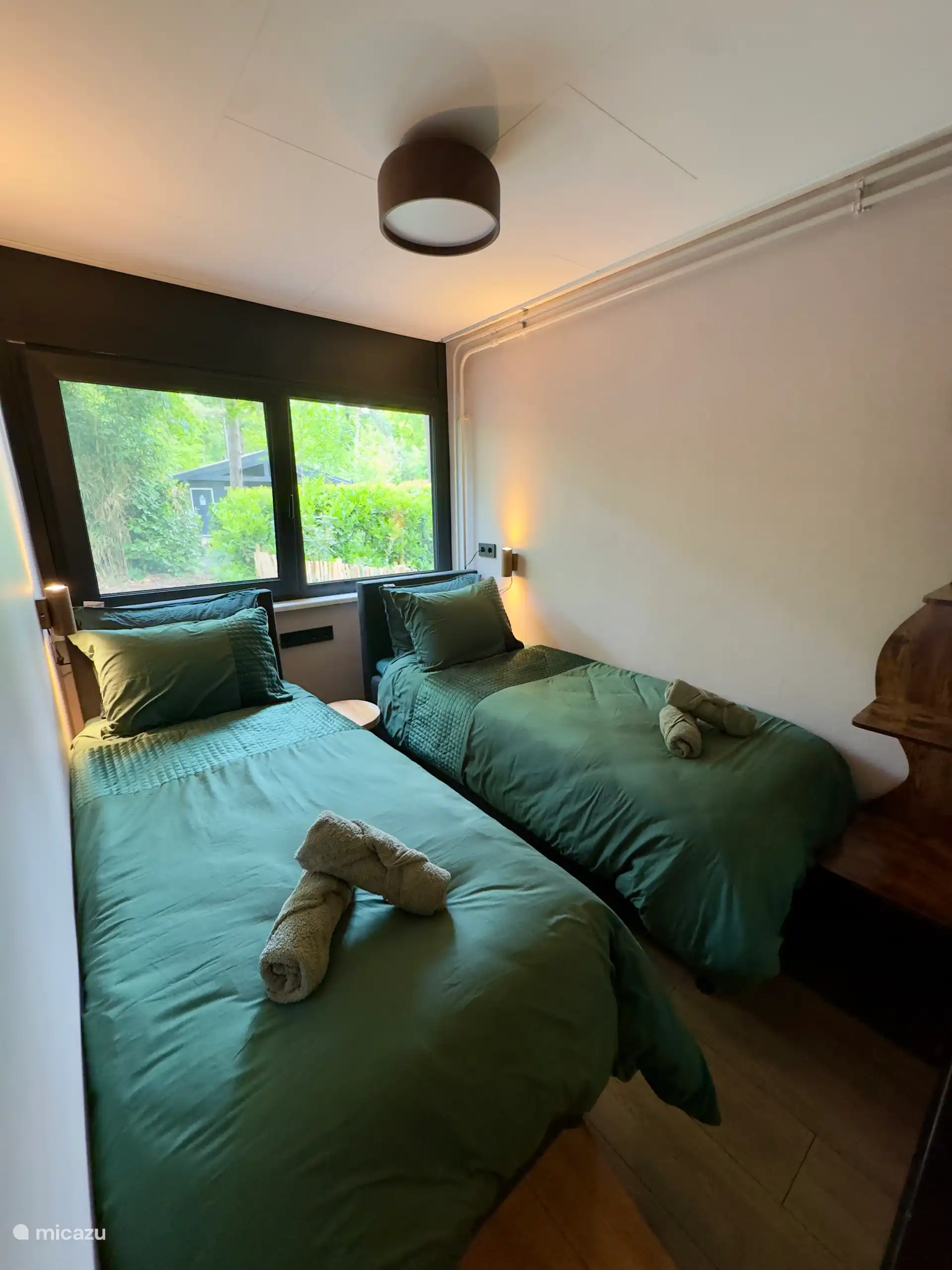 Das Schlafzimmer mit zwei Einzelbetten. 
