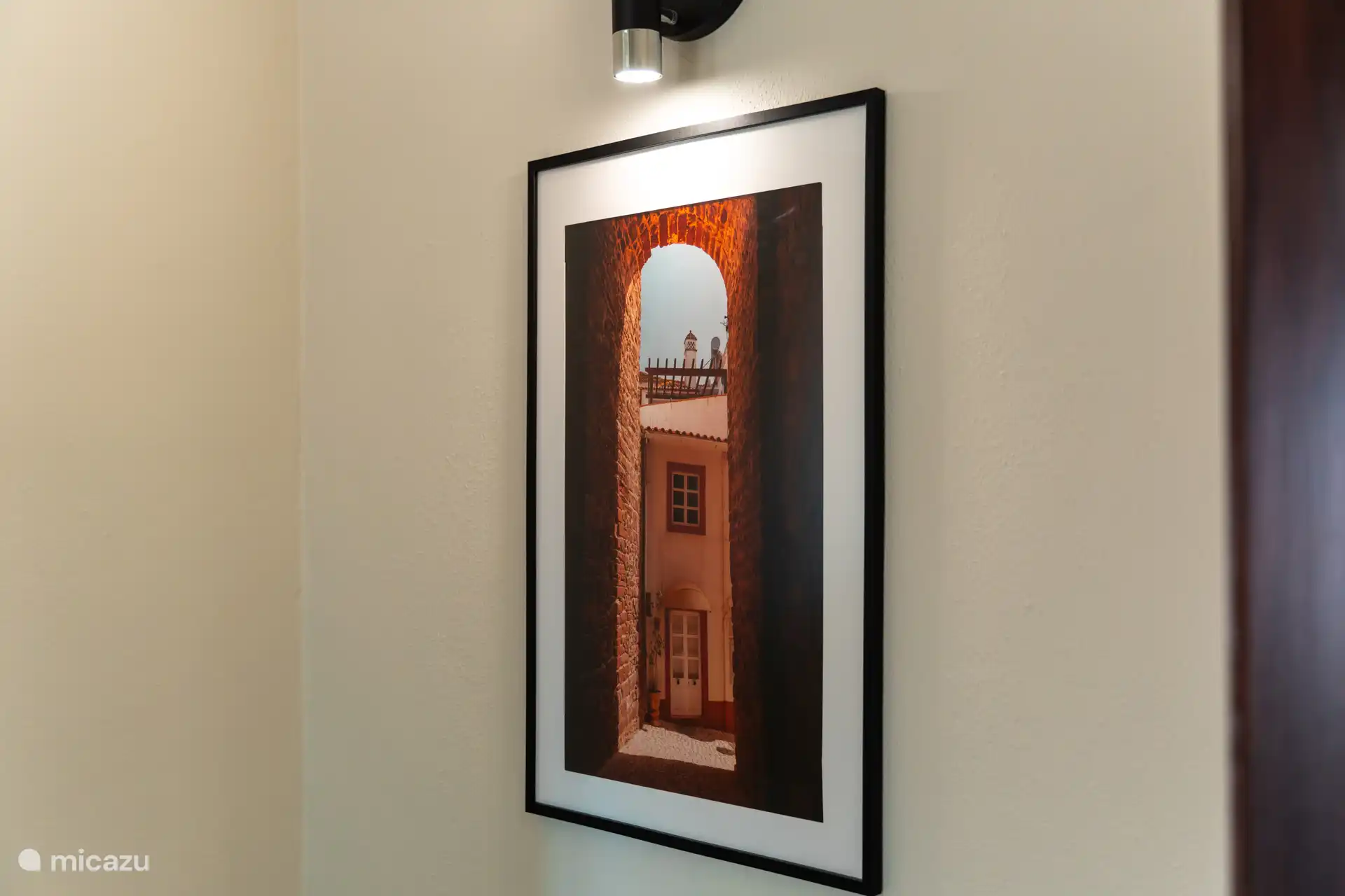 Een decoratieve professionele foto in de gang 