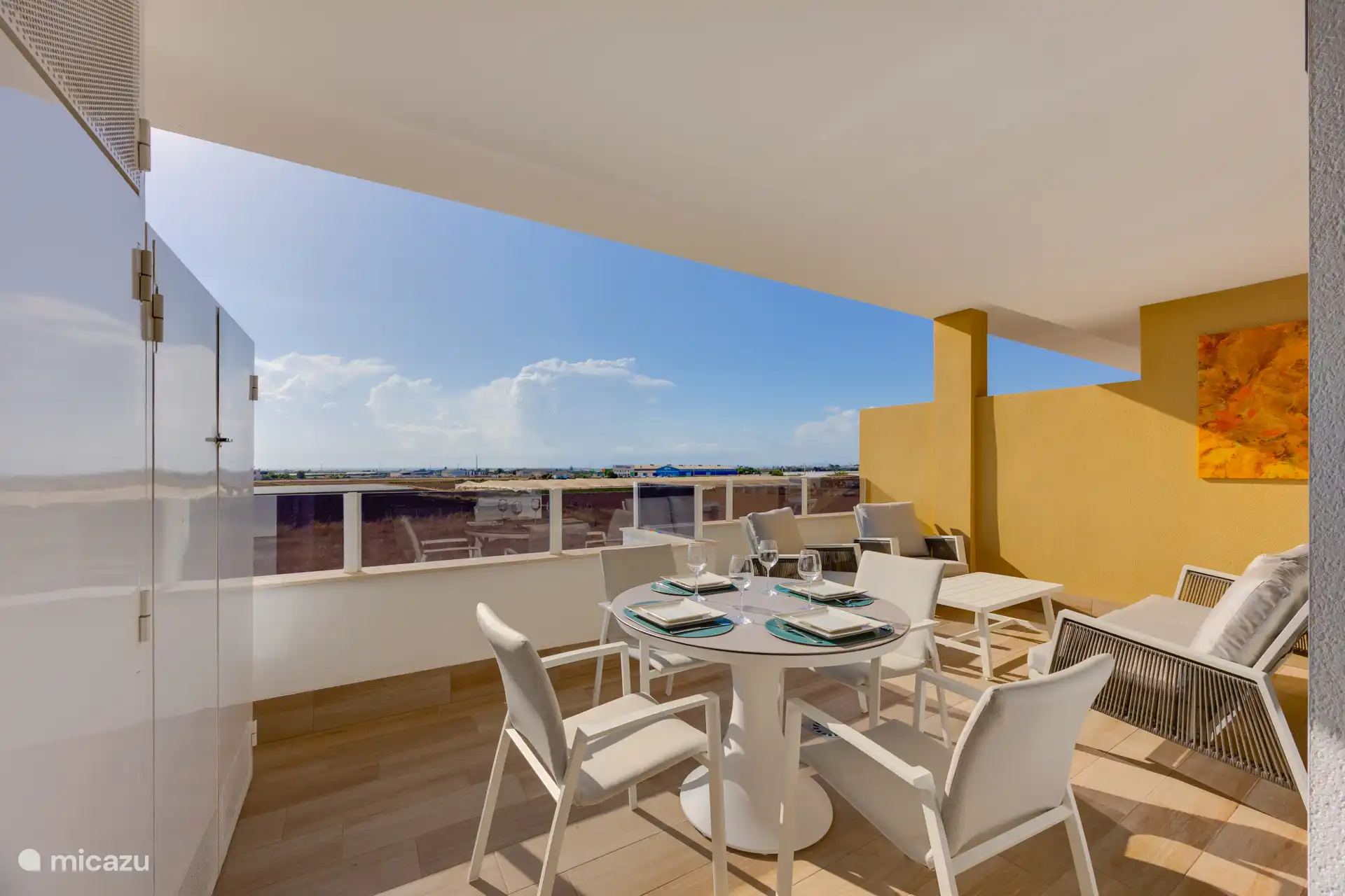 Terrasse mit Meerblick in der Ferne