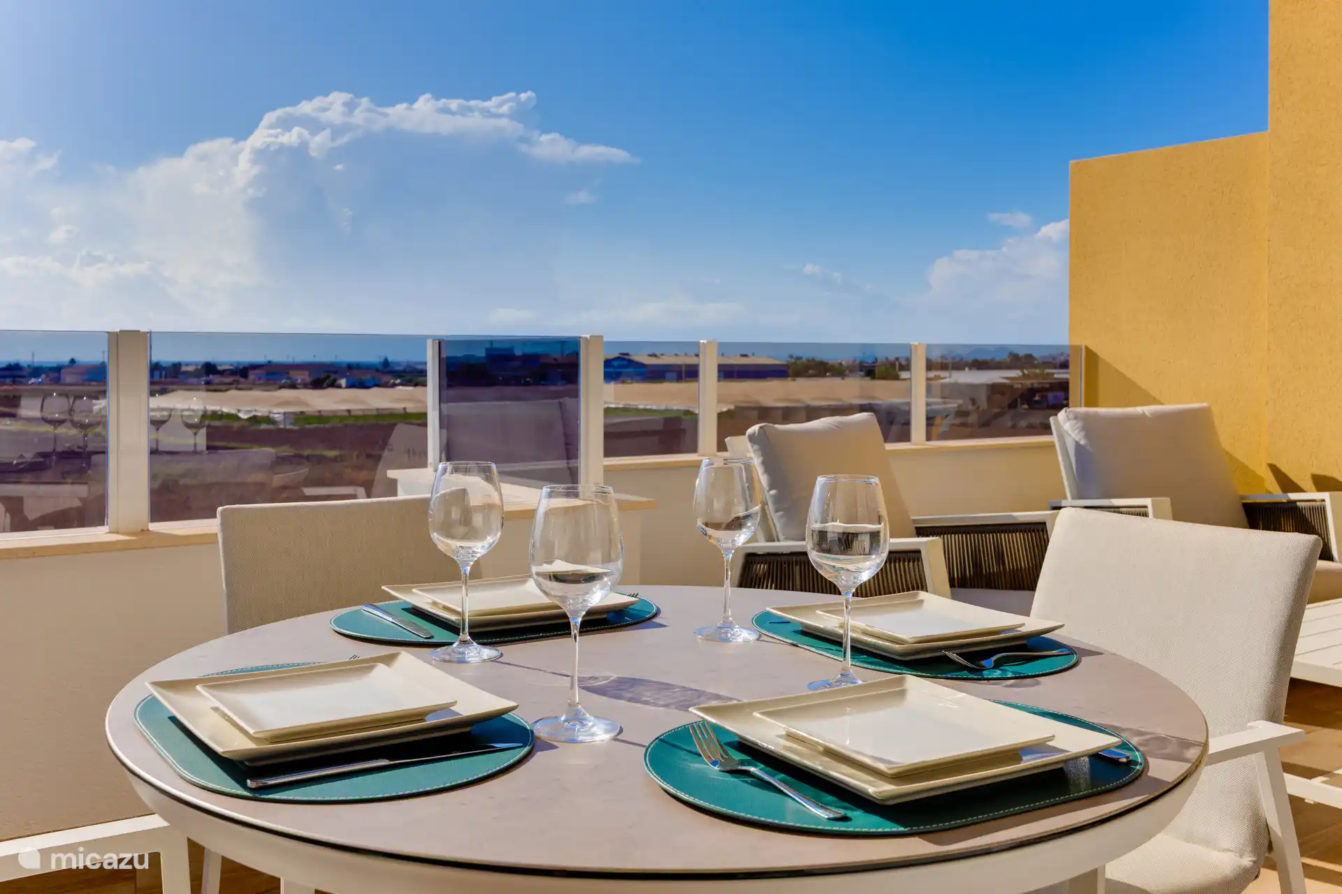 Terrasse mit Meerblick in der Ferne