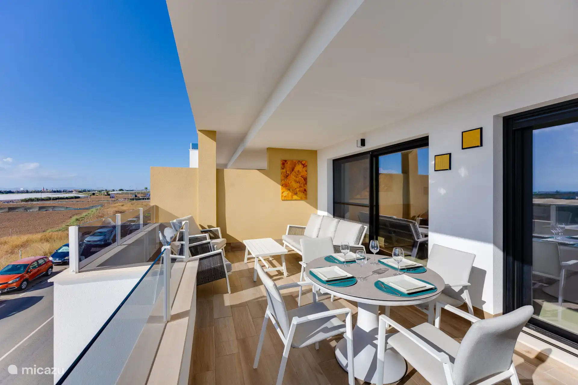 Terrasse mit Meerblick in der Ferne
