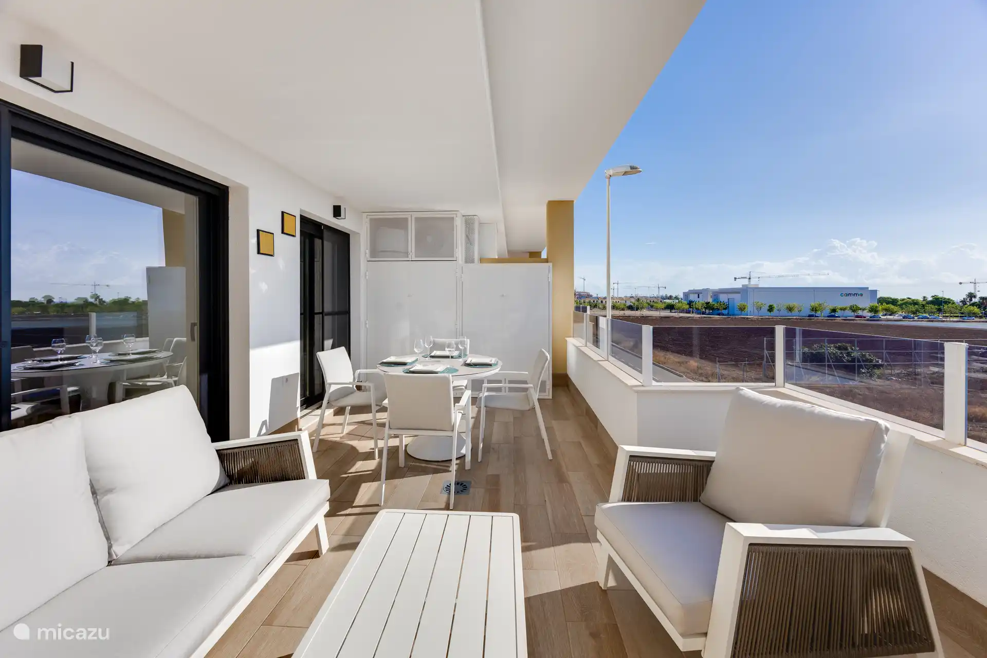 Terrasse mit Meerblick in der Ferne