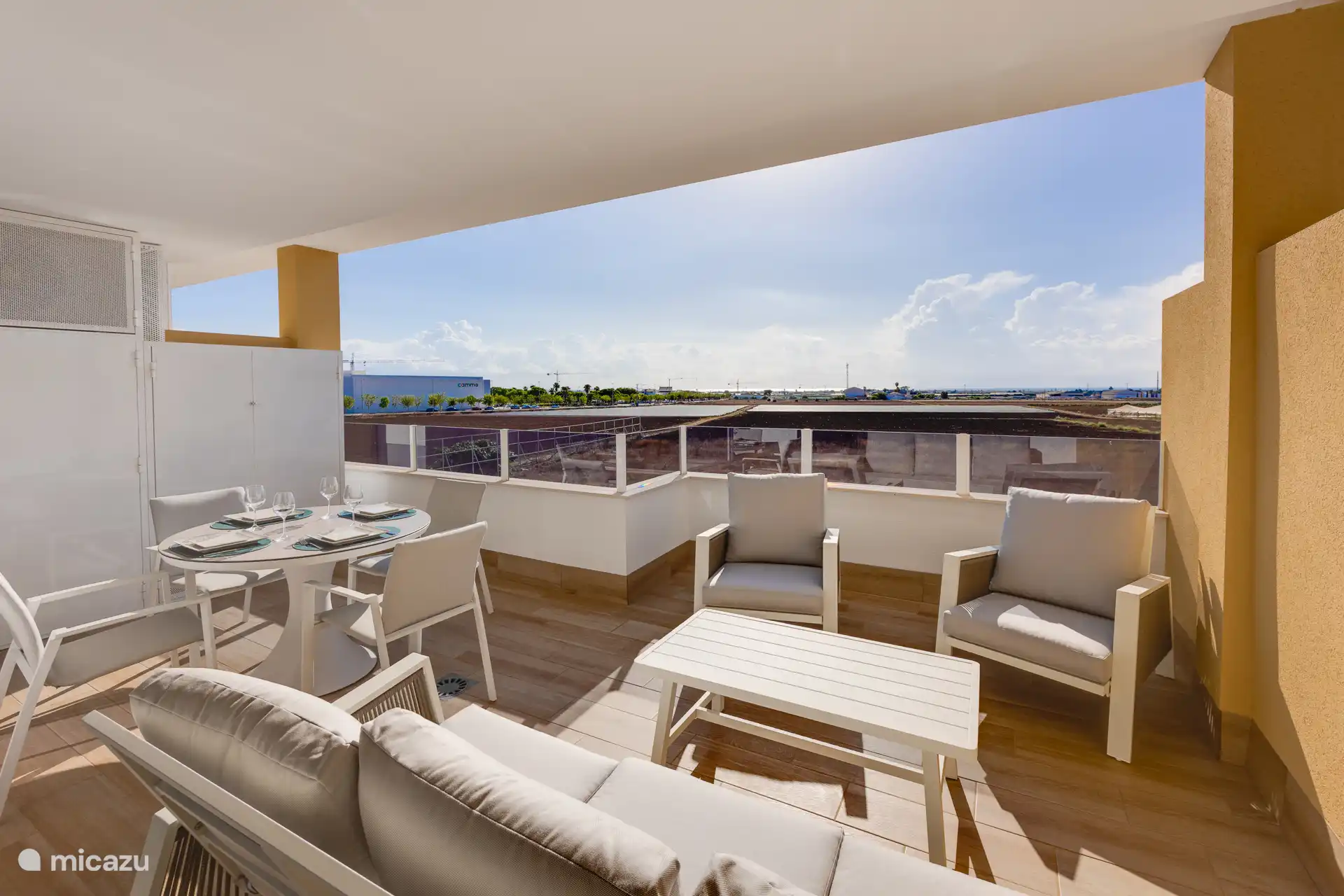 Terrasse mit Meerblick in der Ferne