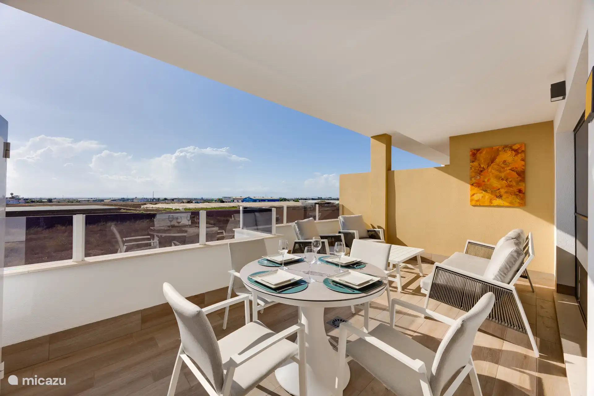 Terrasse mit Meerblick in der Ferne