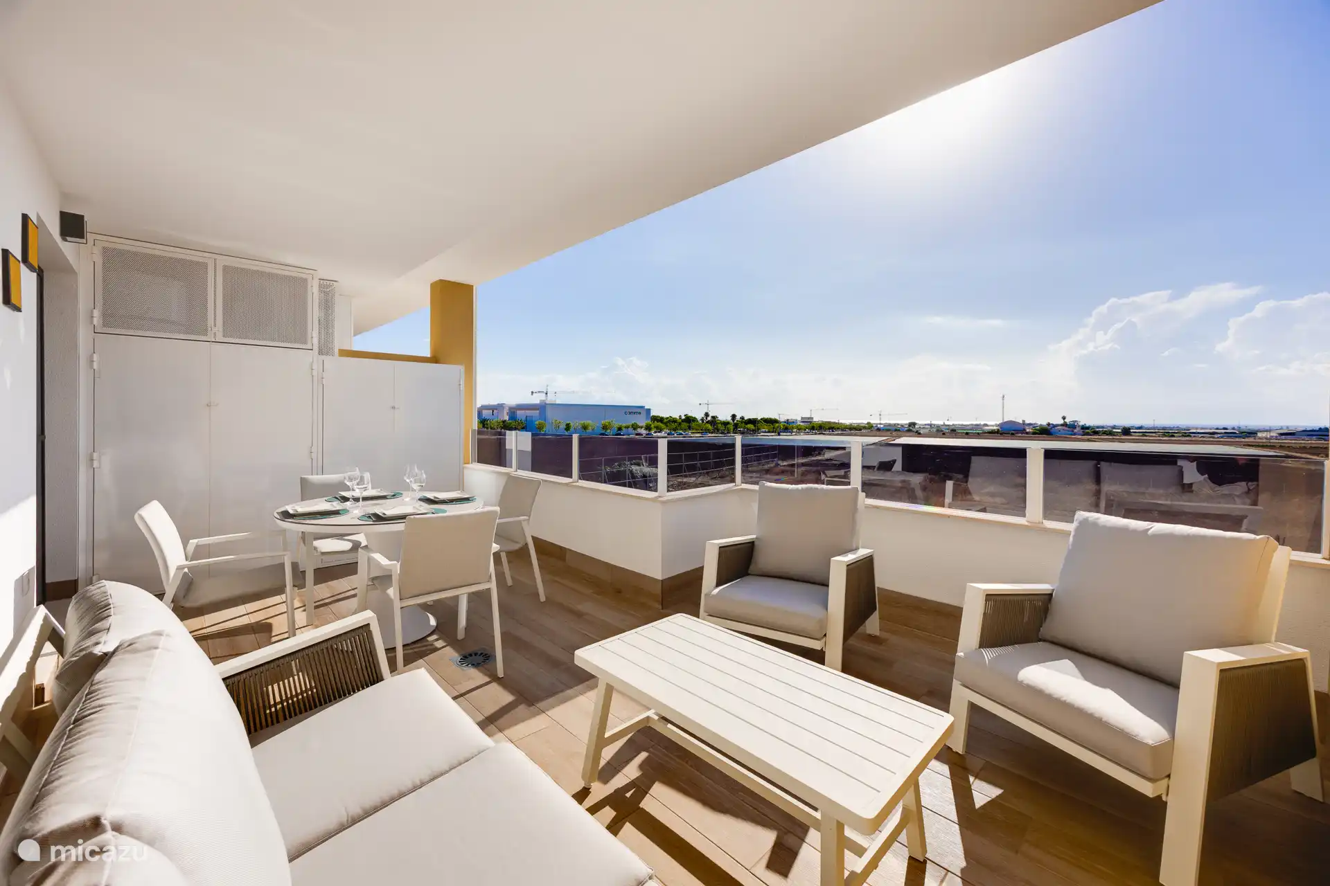 Terrasse mit Meerblick in der Ferne
