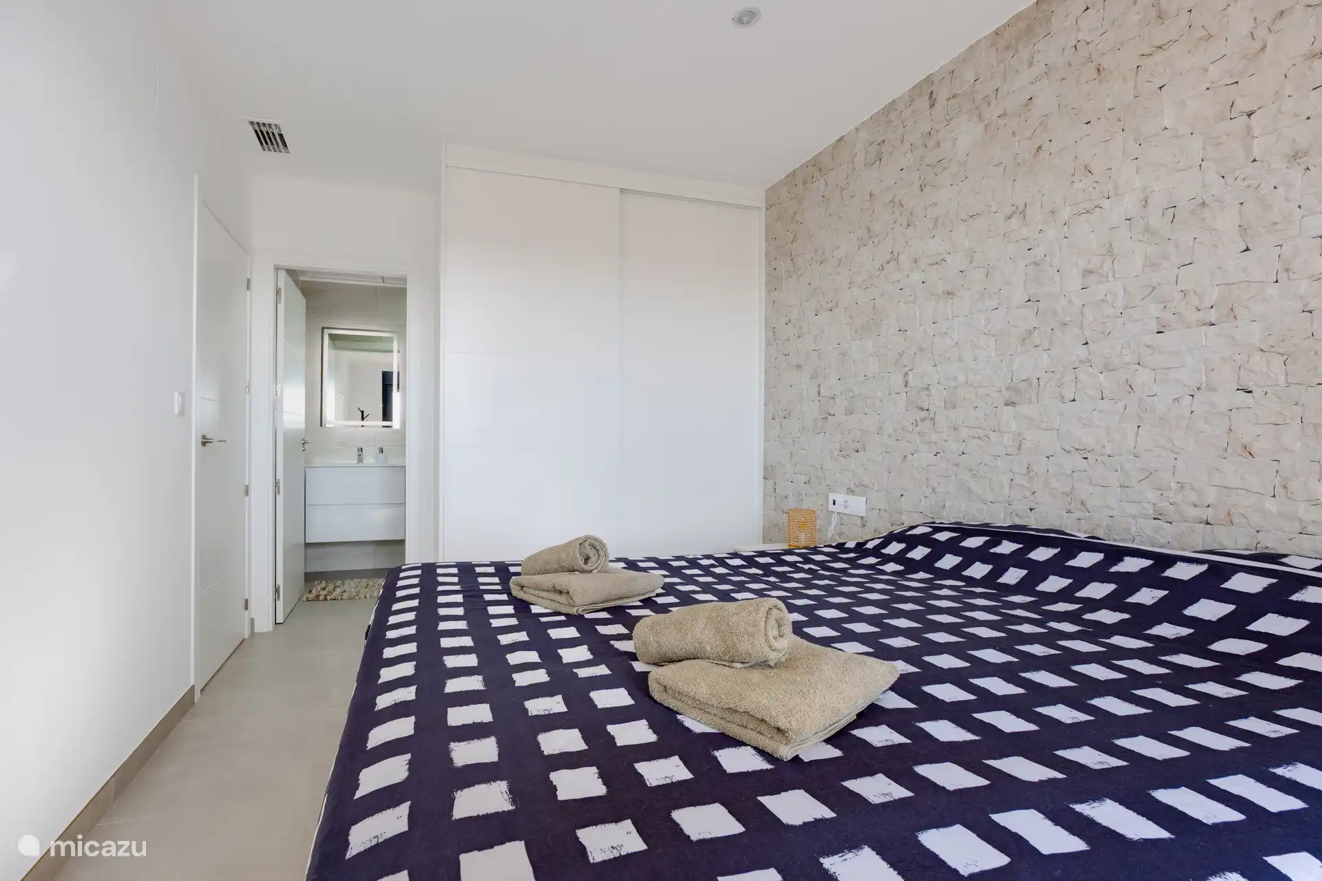 Schlafzimmer 1