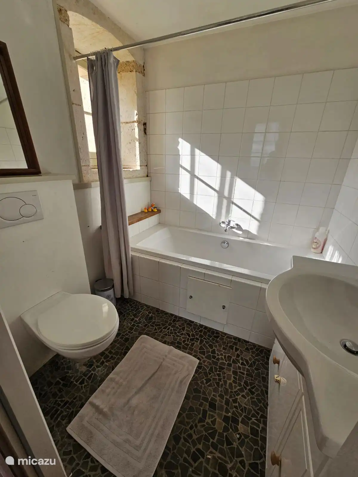 chambre 4 avec lit king size et salle de bain attenante avec toilettes et baignoire et douche dans la salle de bain