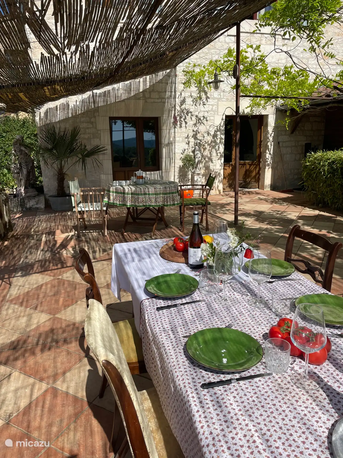 Grande terrasse avec une vue fantastique sur le jardin et la vallée. La terrasse est adjacente au salon et à la cuisine