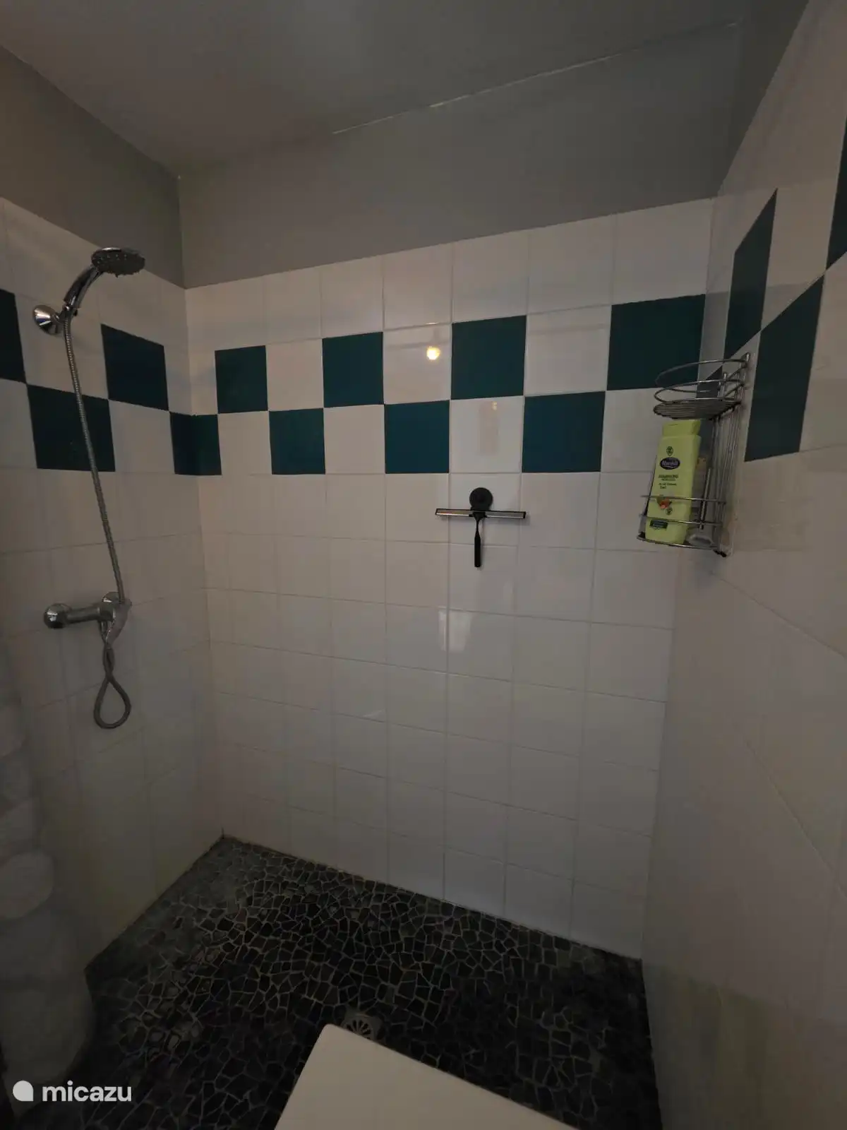 chambre 3 avec lit king size et salle de bain attenante