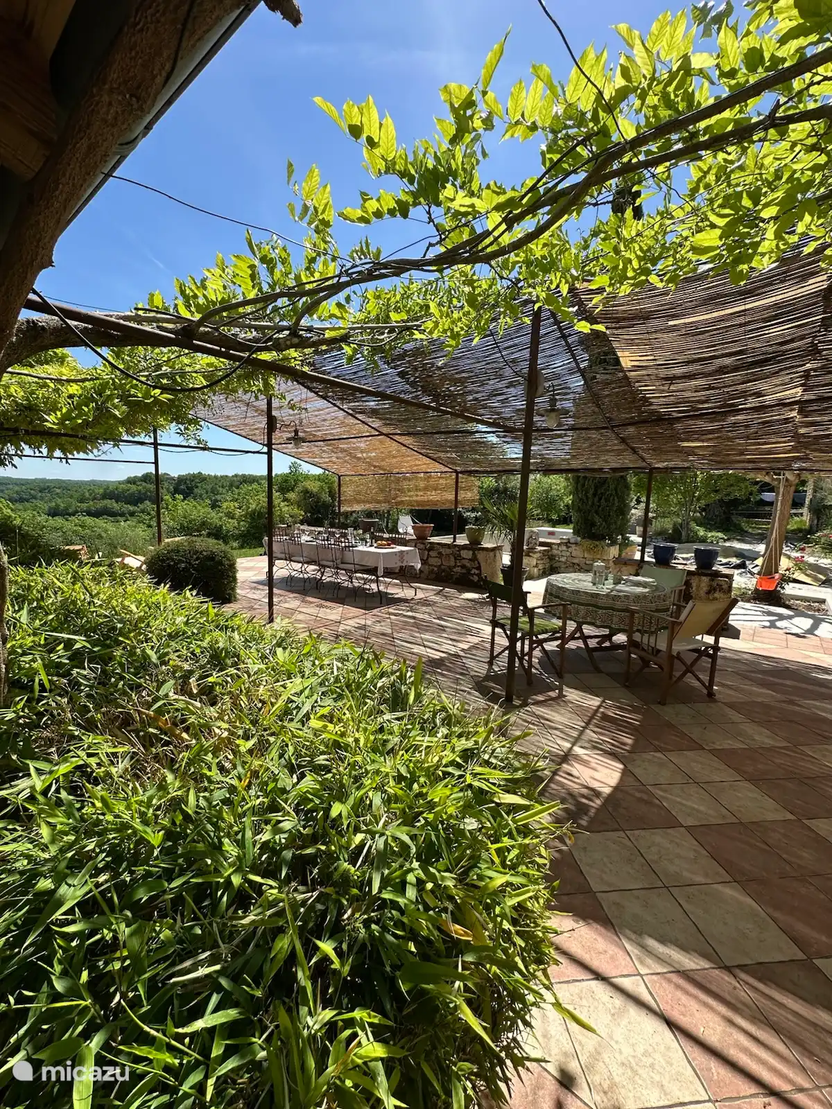 Grande terrasse avec une vue fantastique sur le jardin et la vallée. La terrasse est adjacente au salon et à la cuisine