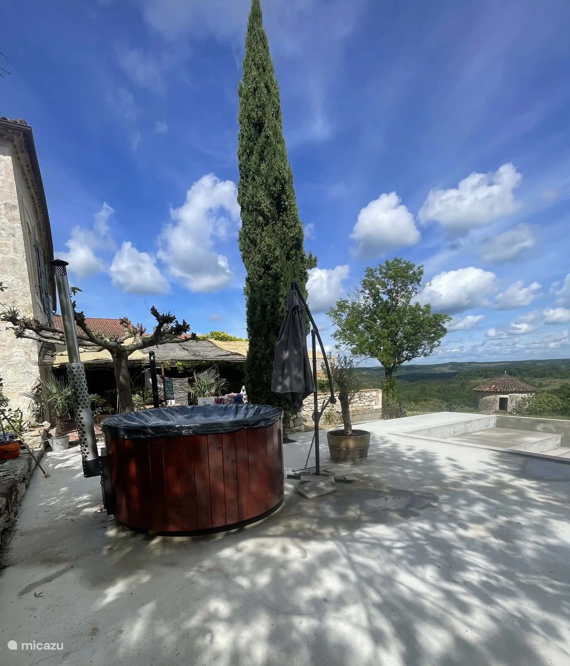Le jacuzzi. Réservable d’octobre à mai. Veuillez indiquer dans votre réservation si vous souhaitez l’utiliser. 