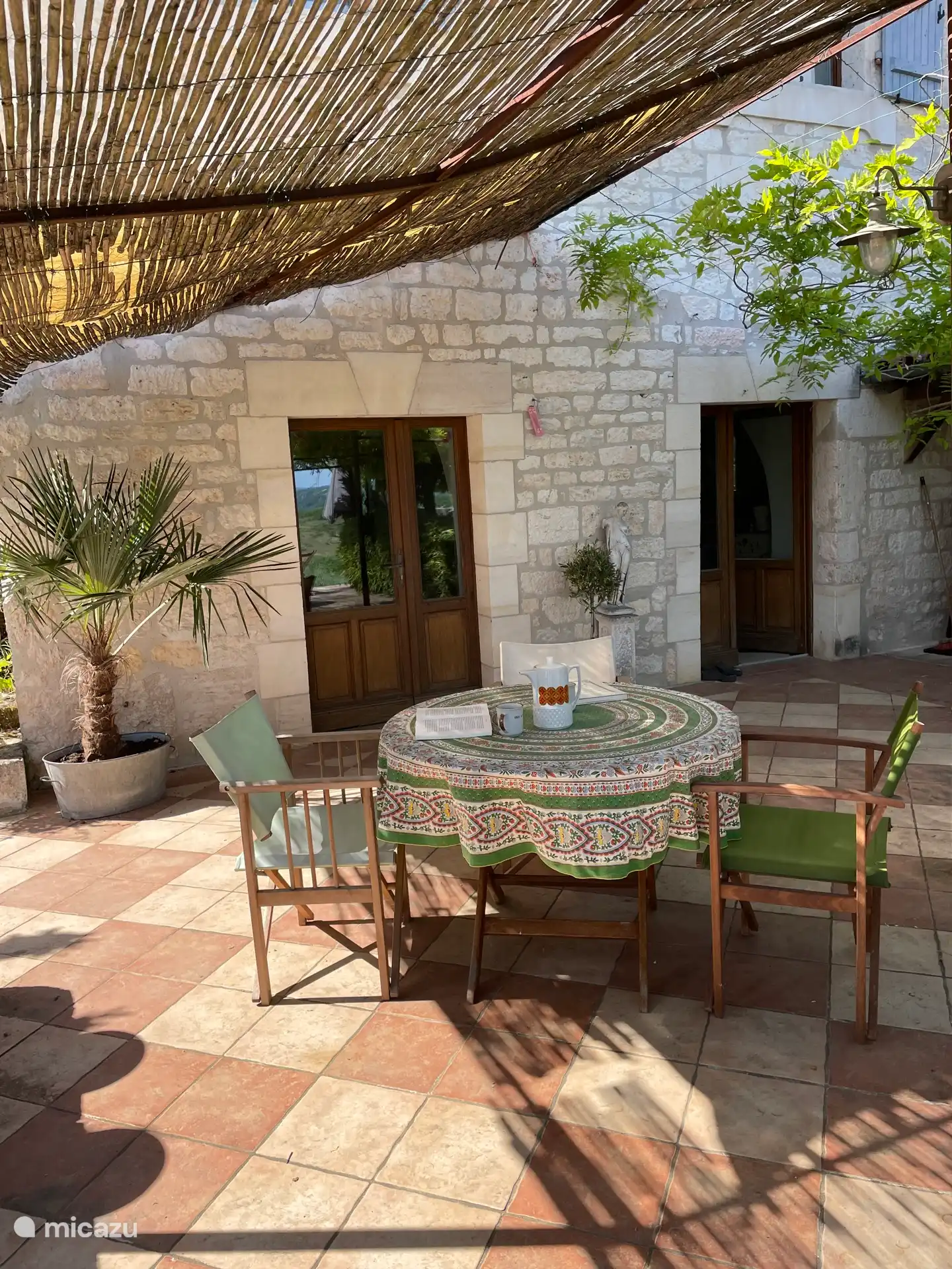 Grande terrasse avec une vue fantastique sur le jardin et la vallée. La terrasse est adjacente au salon et à la cuisine