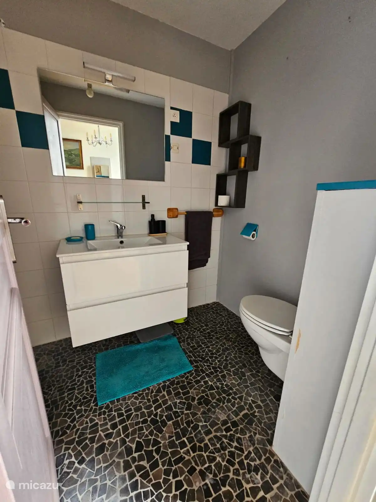 Salle de douche et toilettes attenantes depuis la chambre 3
