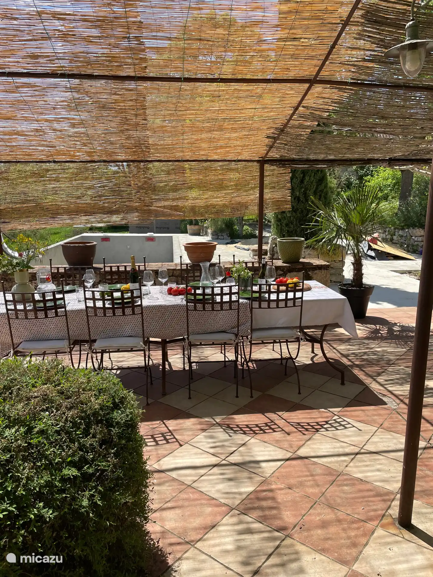 Grande terrasse avec une vue fantastique sur le jardin et la vallée. La terrasse est adjacente au salon et à la cuisine