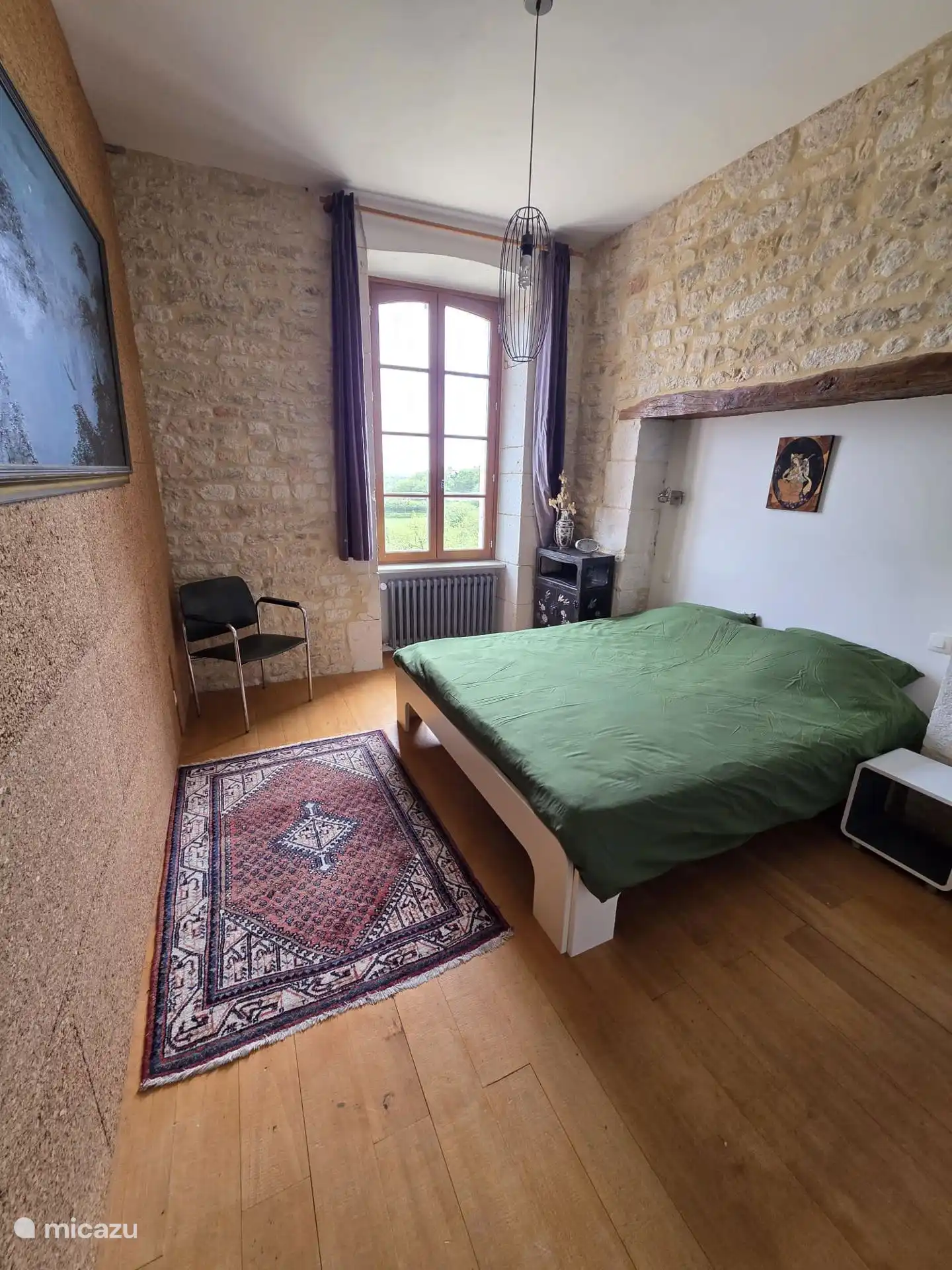 chambre 4 avec lit king size et salle de bain attenante avec toilettes et baignoire et douche dans la salle de bain
