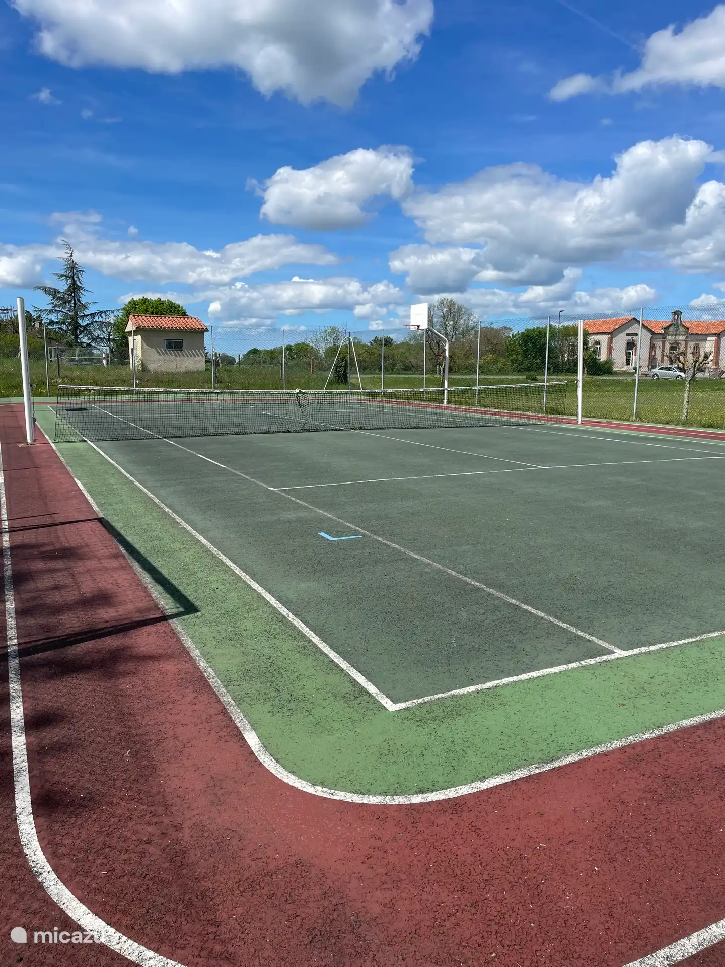 Le court de tennis, accessible gratuitement dans le village. Nous avons des raquettes et des balles dans la maison. 2 minutes à pied de la maison