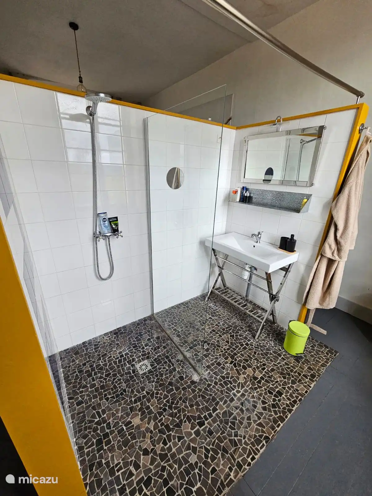 La salle de bain attenante de la chambre 2